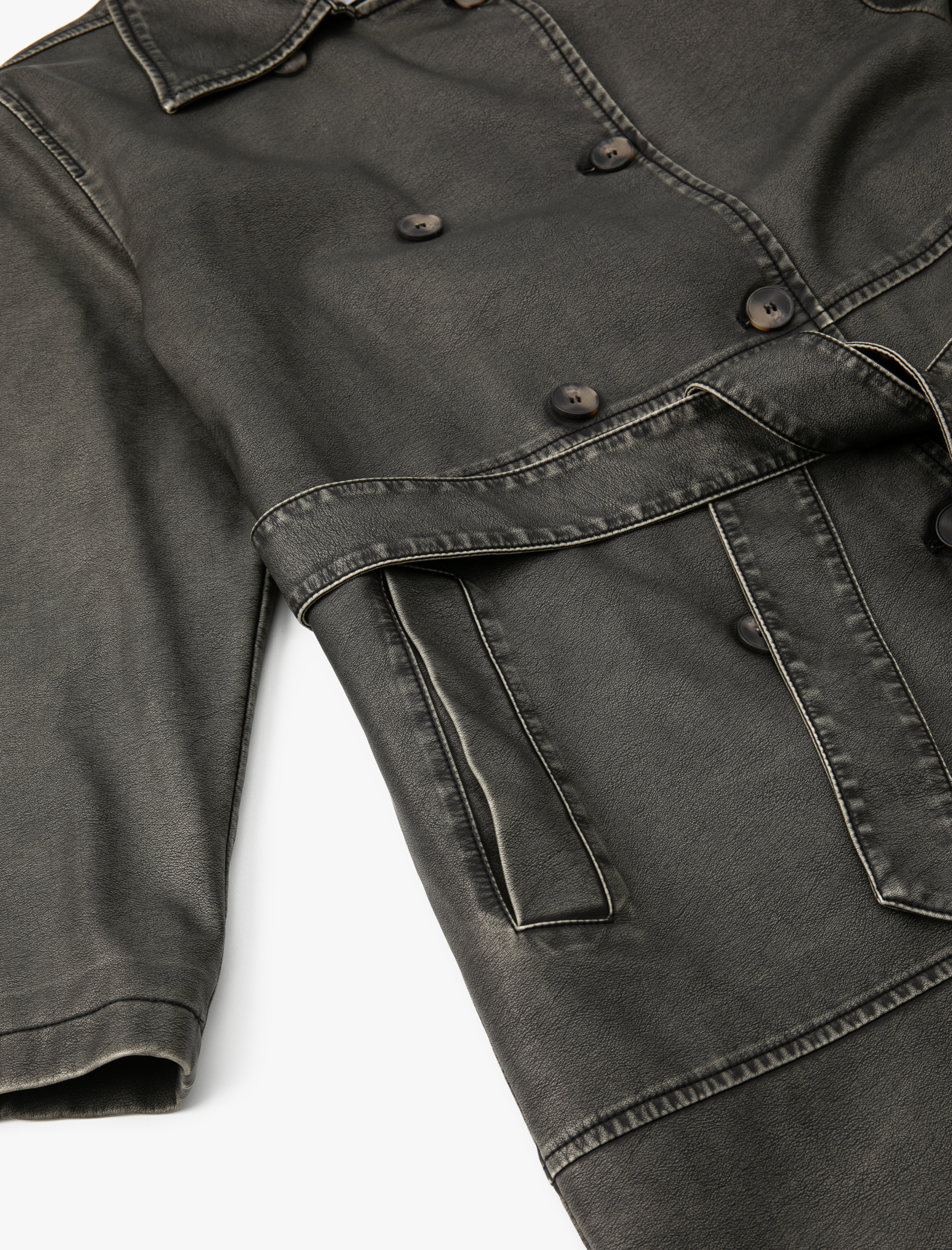 Uzun Trençkot Deri Görünümlü Kemerli Düğme Detaylı Cepli