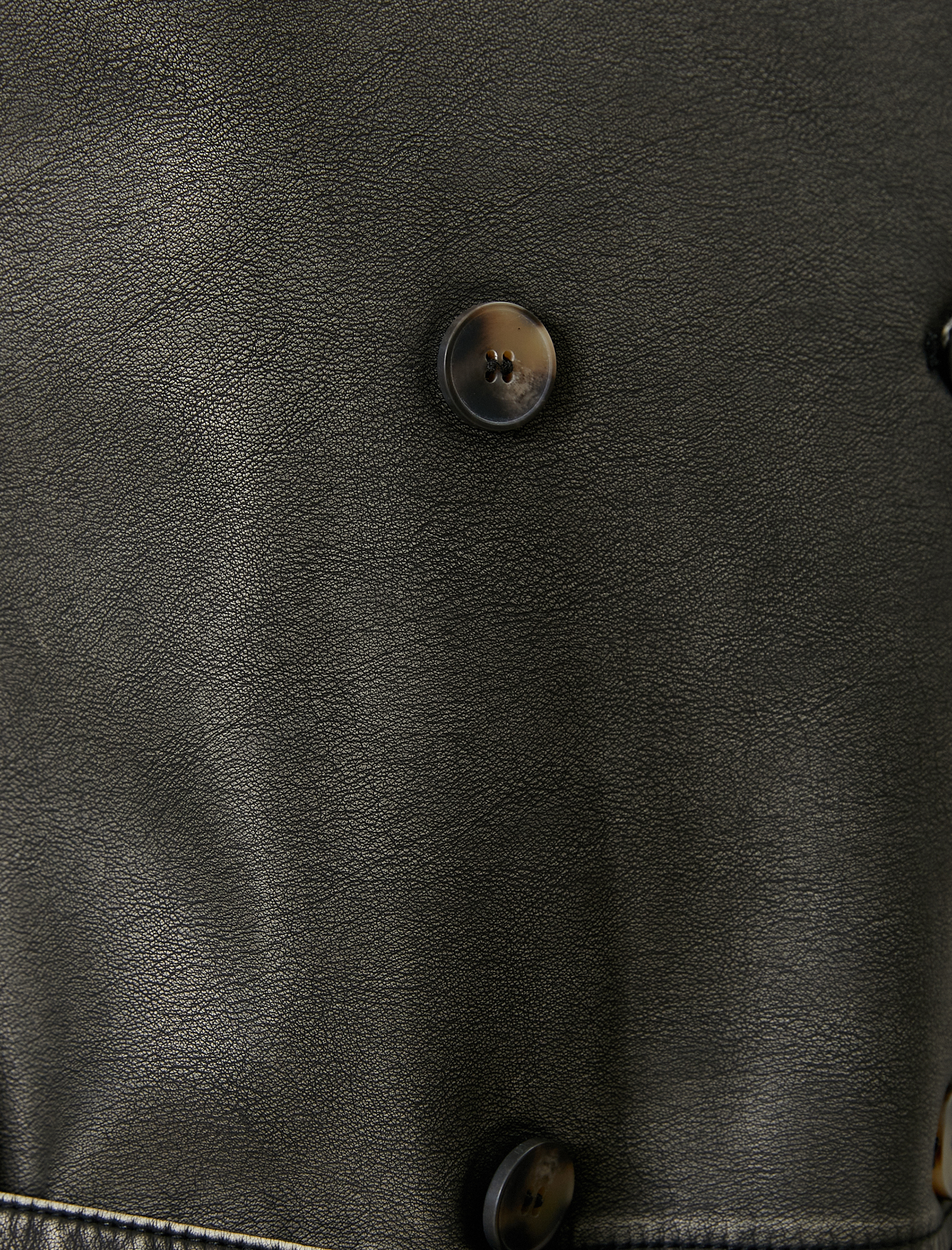 Uzun Trençkot Deri Görünümlü Kemerli Düğme Detaylı Cepli