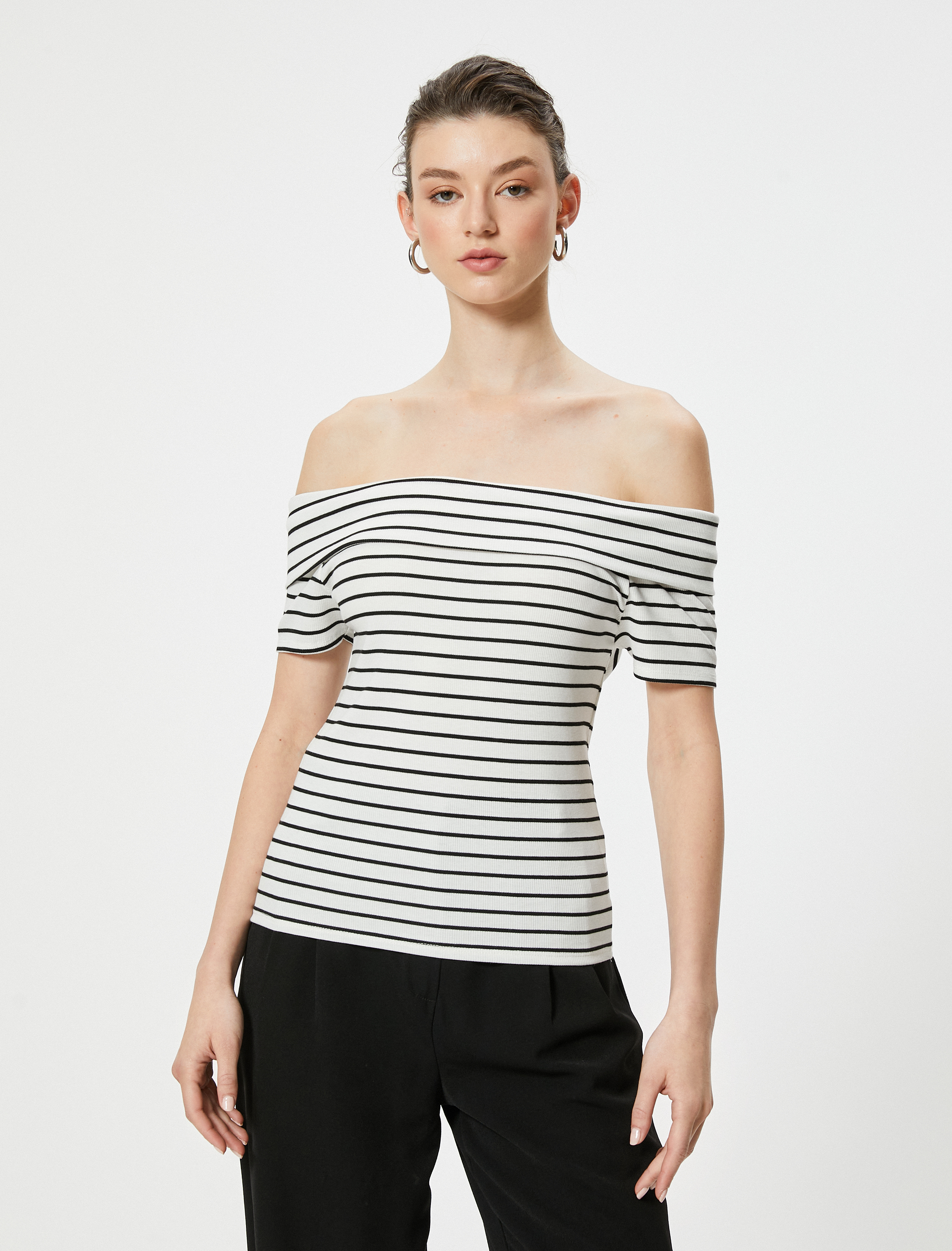   Madonna Yaka Omzu Açık Tişört Kısa Kollu Kat Detaylı