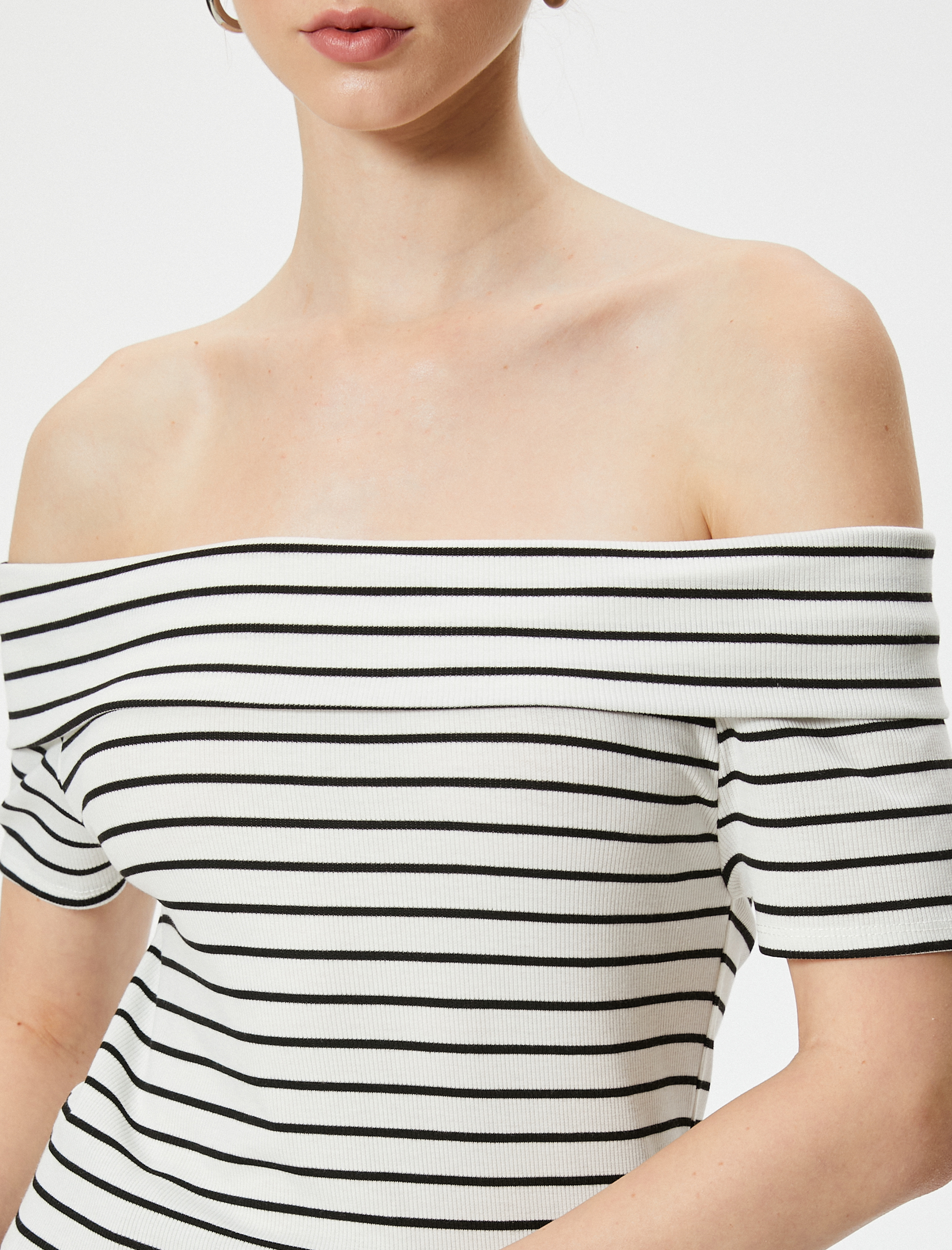   Madonna Yaka Omzu Açık Tişört Kısa Kollu Kat Detaylı