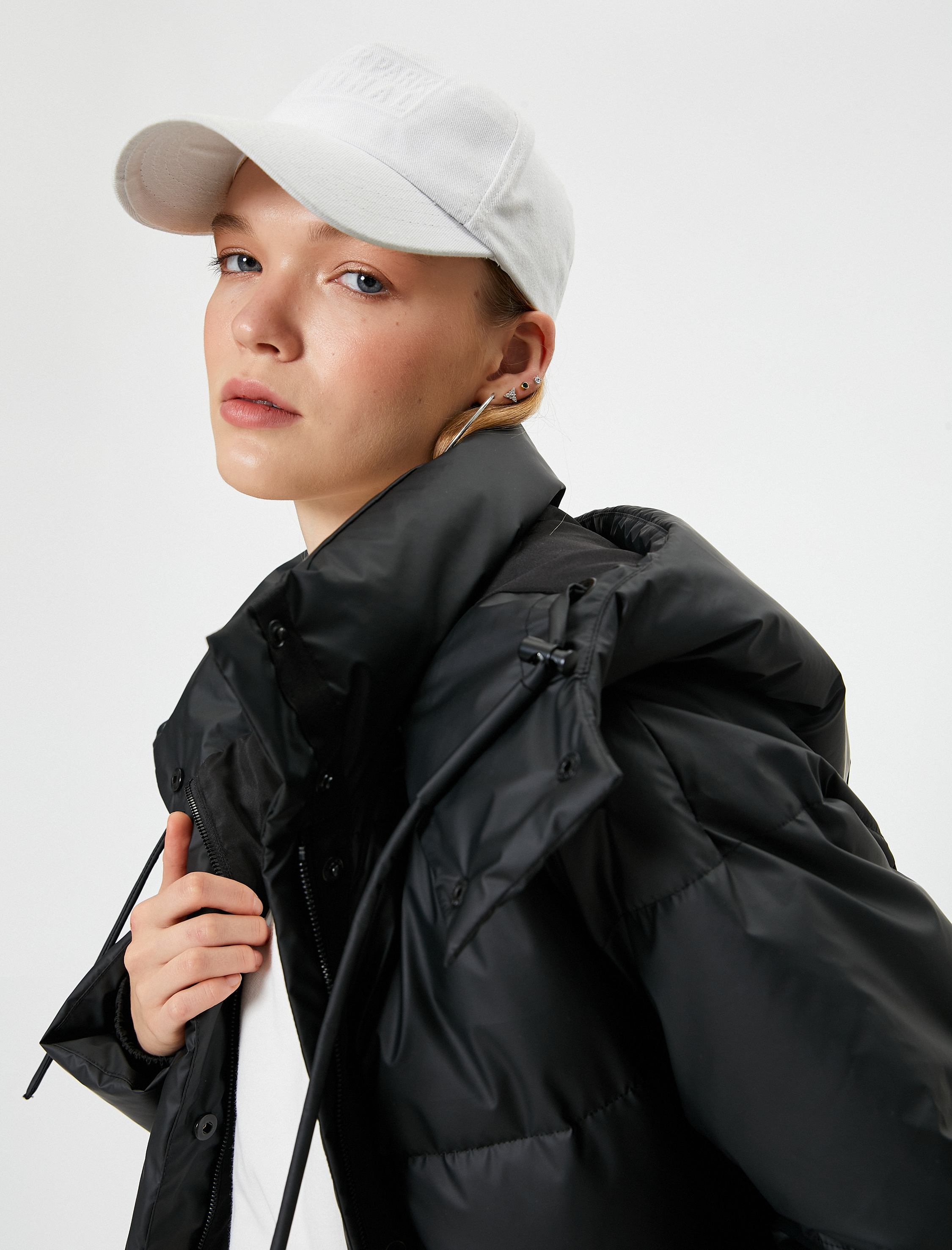   Uzun Şişme Mont Kapüşonlu Su İtici Özellikli Fermuarlı Cepli