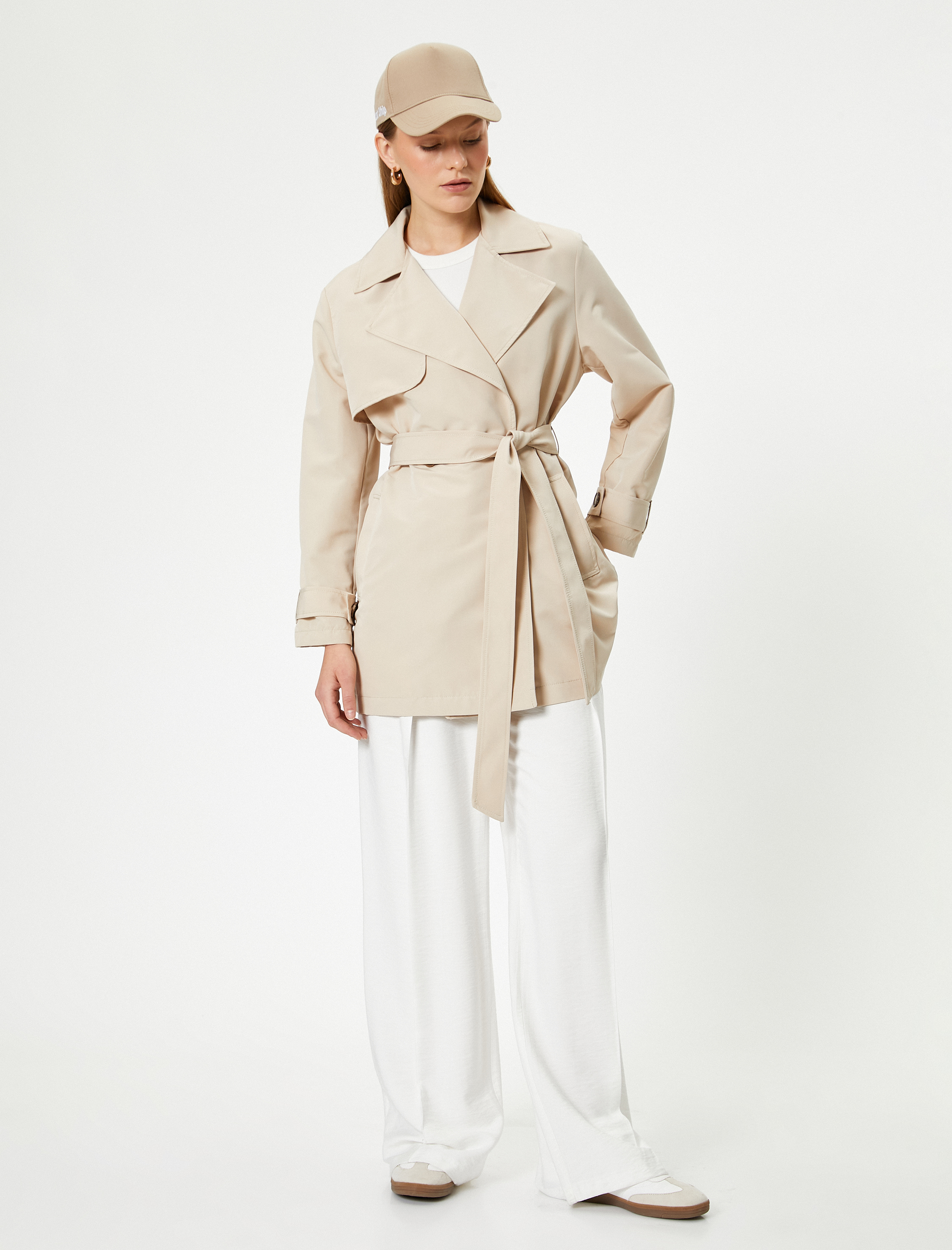   Kısa Trençkot Ters Kruvaze Yaka Kemer Detaylı Cepli Rüzgar Kapaklı