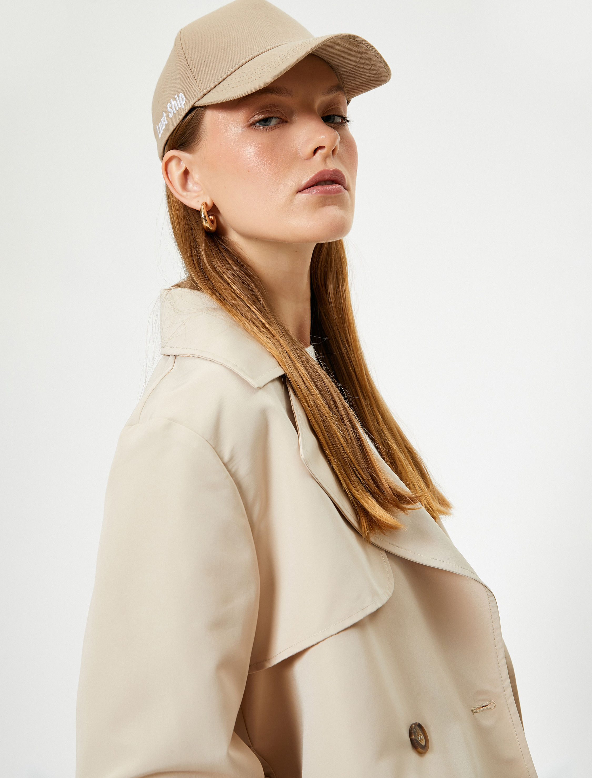   Kısa Trençkot Ters Kruvaze Yaka Kemer Detaylı Cepli Rüzgar Kapaklı