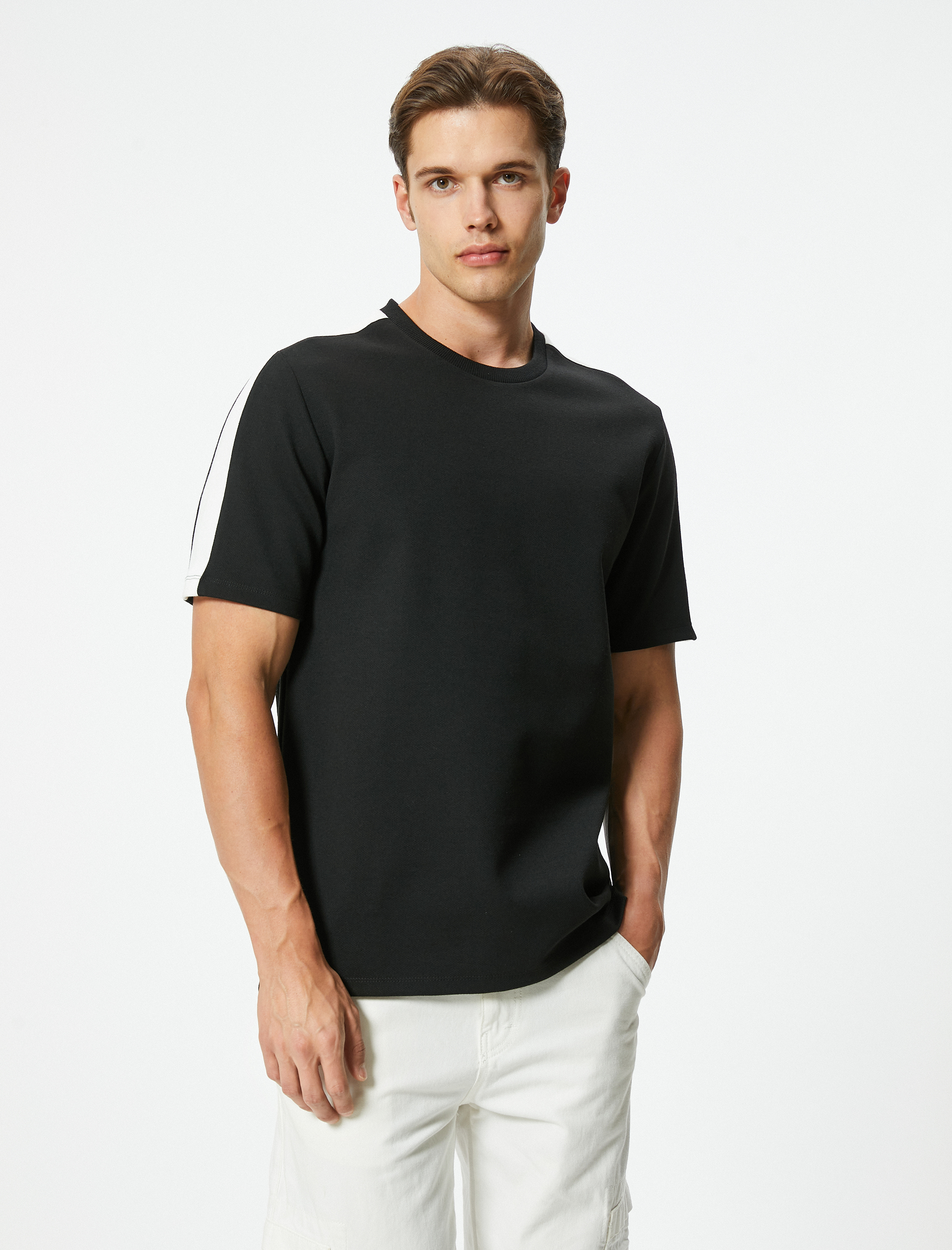   Şerit Detaylı Pamuk Karışımlı Bisiklet Yaka Kısa Kollu Tişört