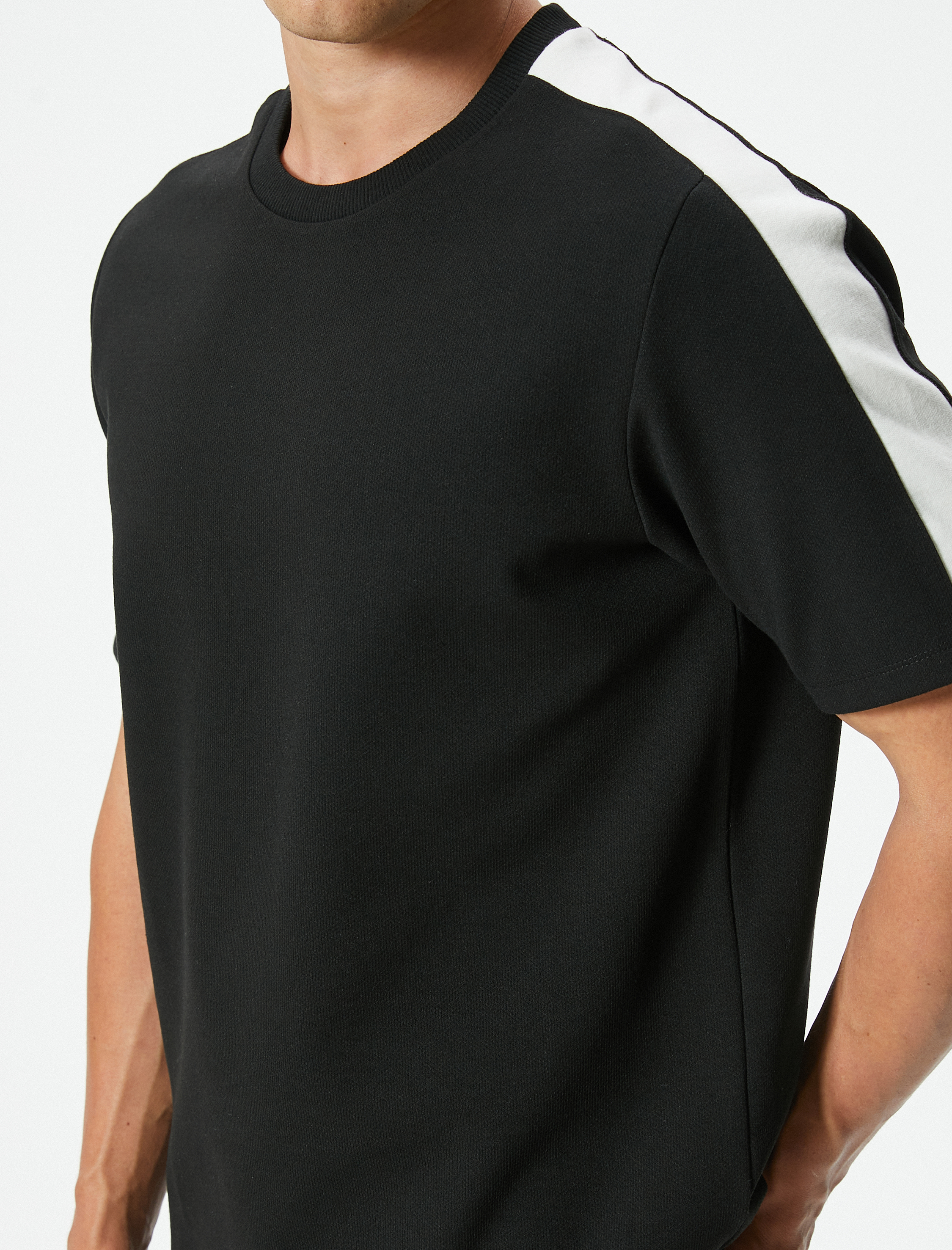   Şerit Detaylı Pamuk Karışımlı Bisiklet Yaka Kısa Kollu Tişört