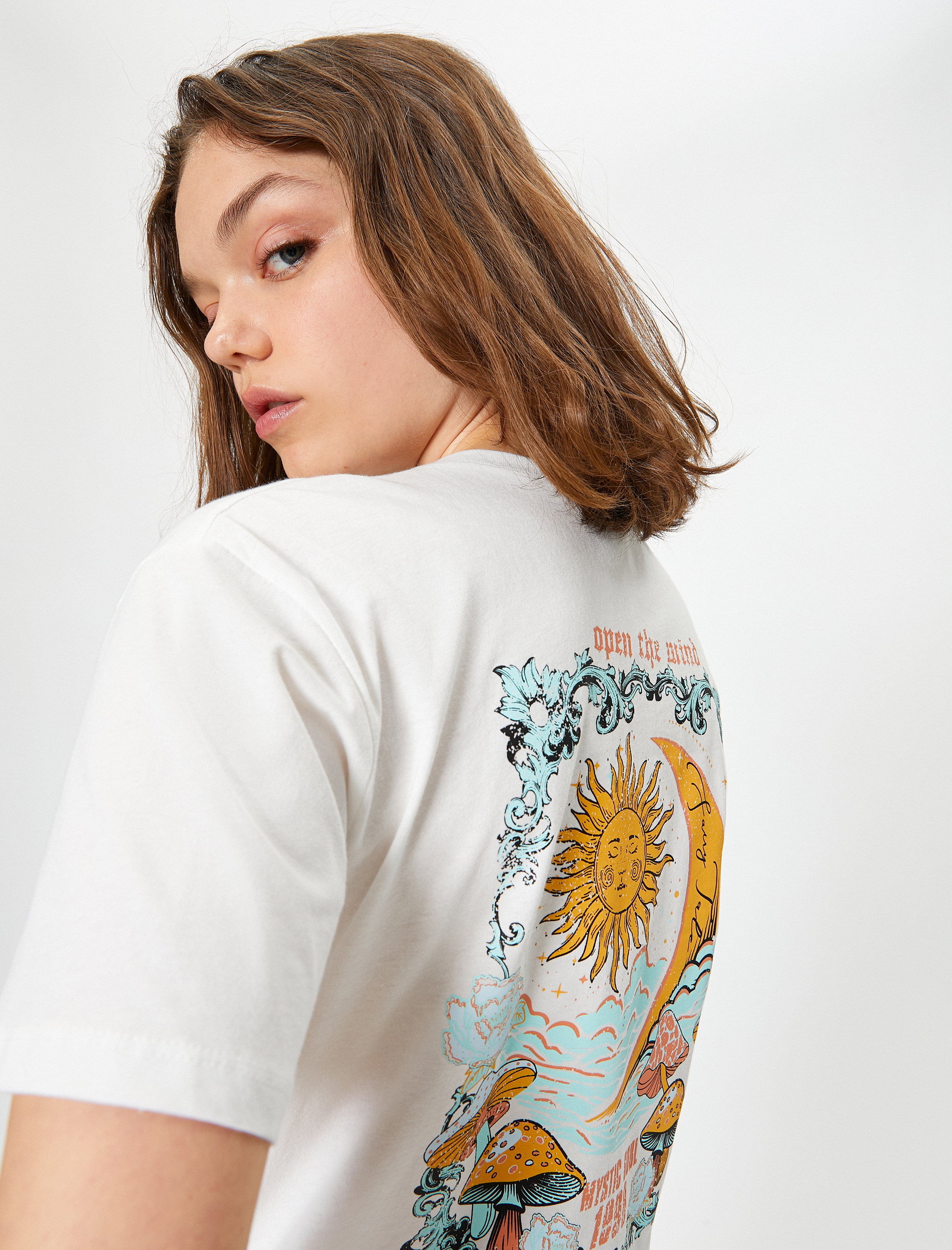   Arkası Baskılı Tişört Rahat Kesim Bisiklet Yaka Kısa Kollu