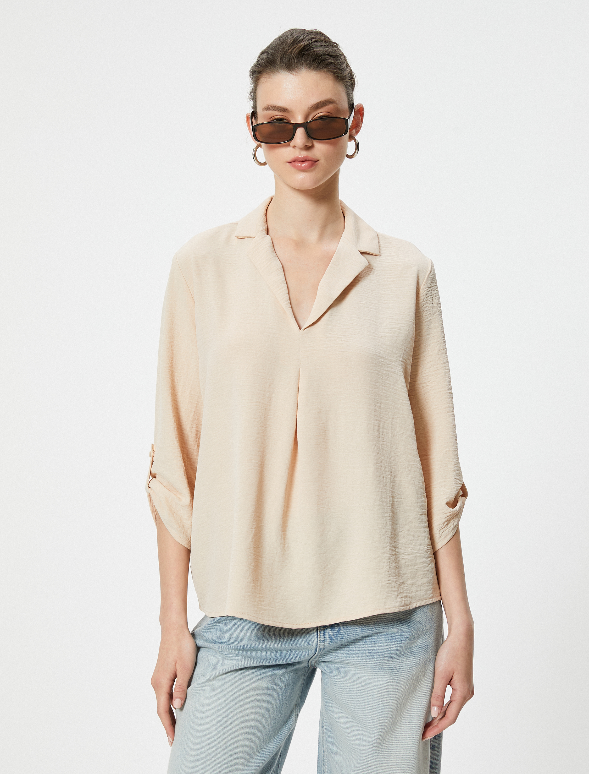   V Yaka Bluz Yarım Kollu Dokulu Standart Kesim