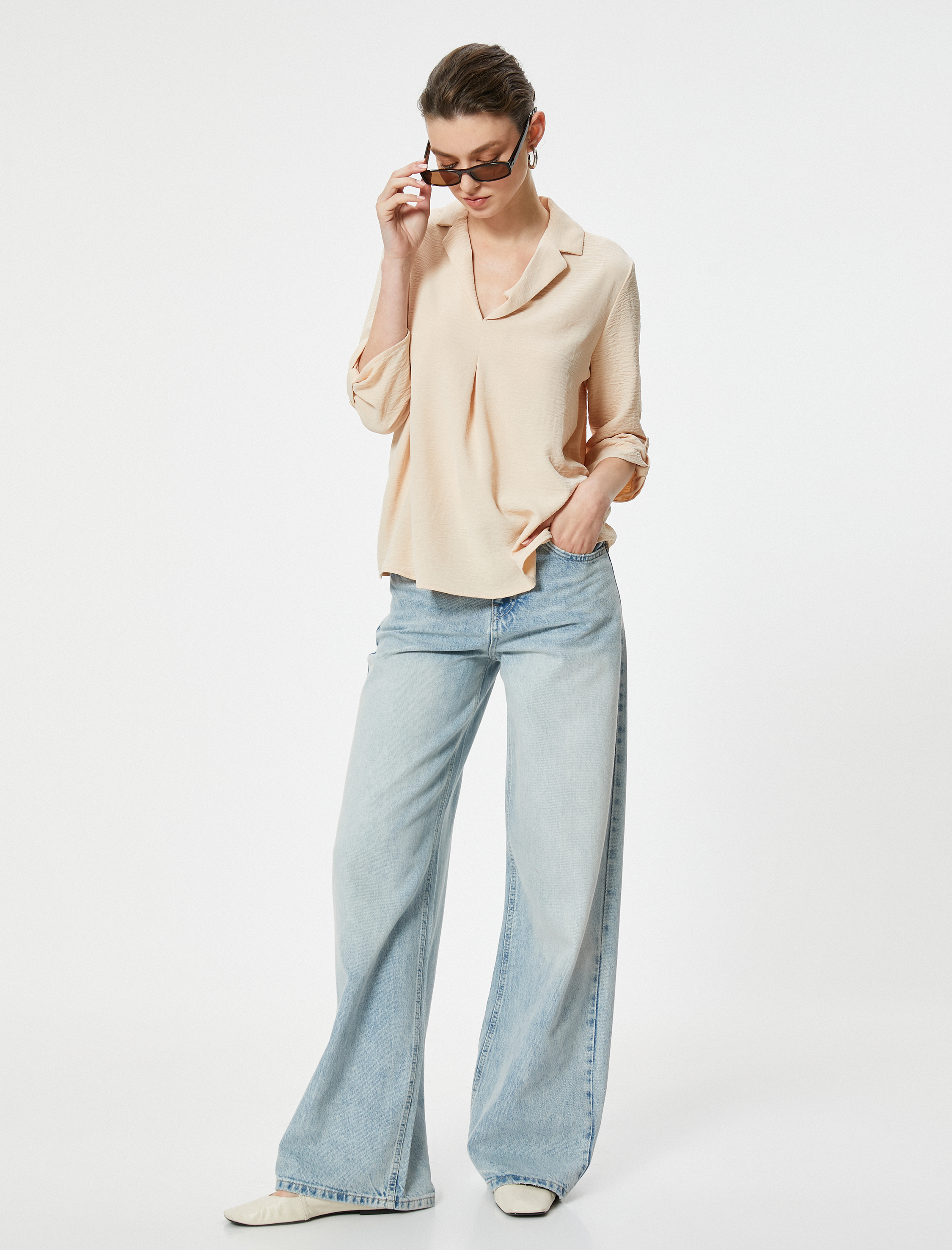   V Yaka Bluz Yarım Kollu Dokulu Standart Kesim