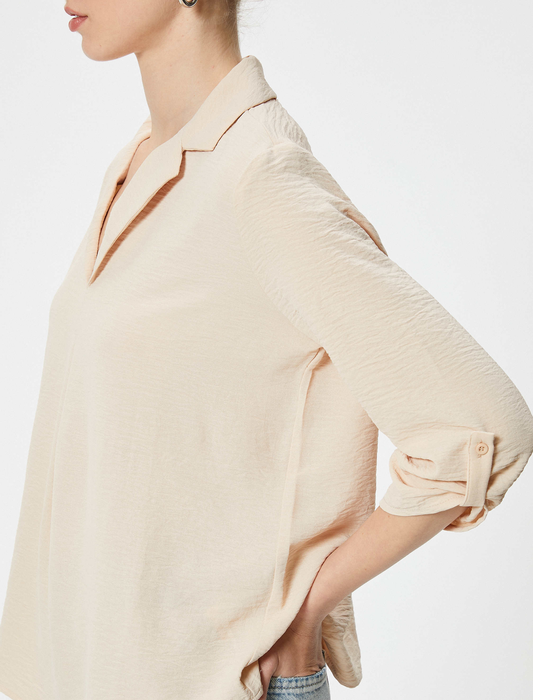   V Yaka Bluz Yarım Kollu Dokulu Standart Kesim