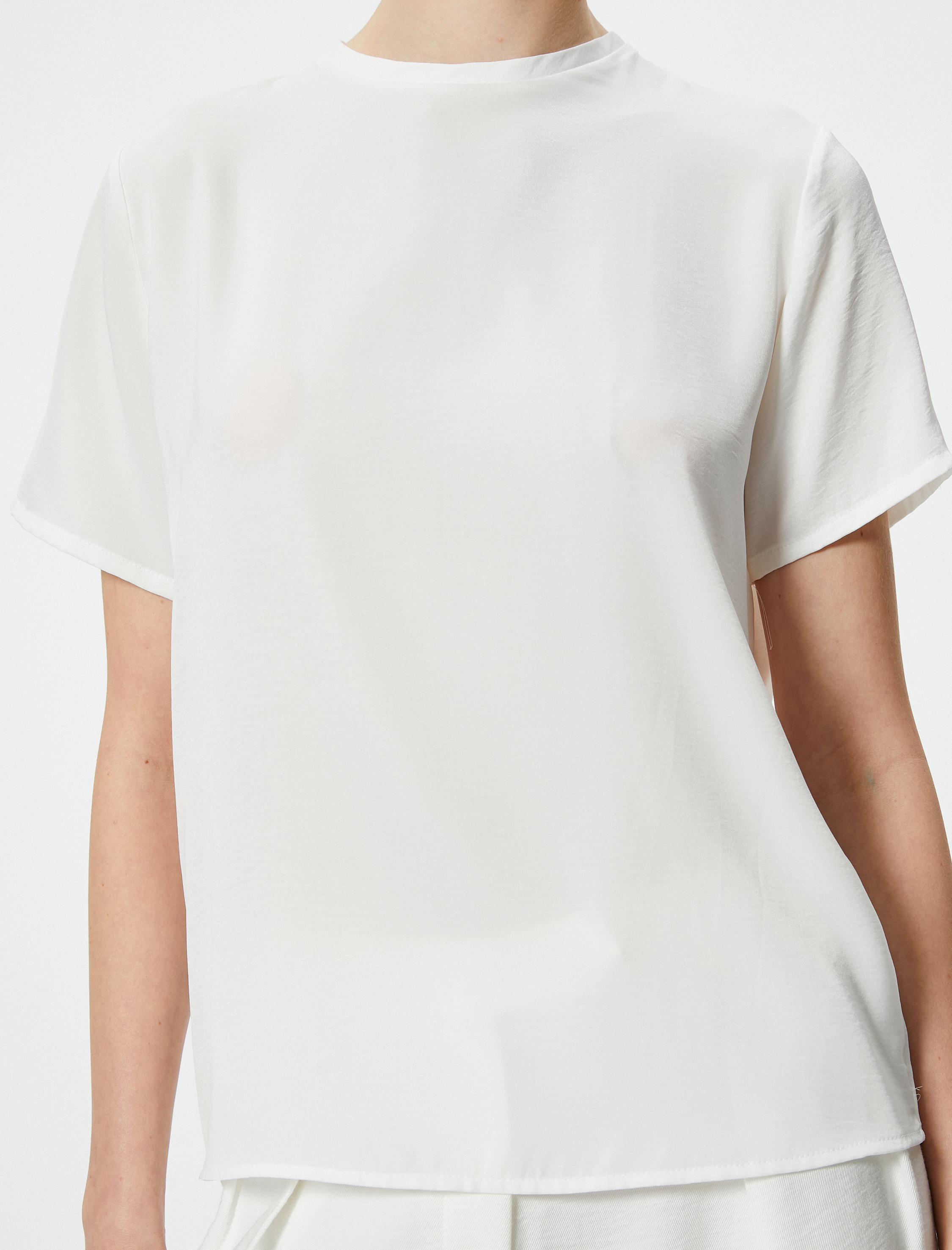   Basic Bluz Aerobin Saten Kumaş Kısa Kollu Bisiklet Yaka Rahat Kalıp