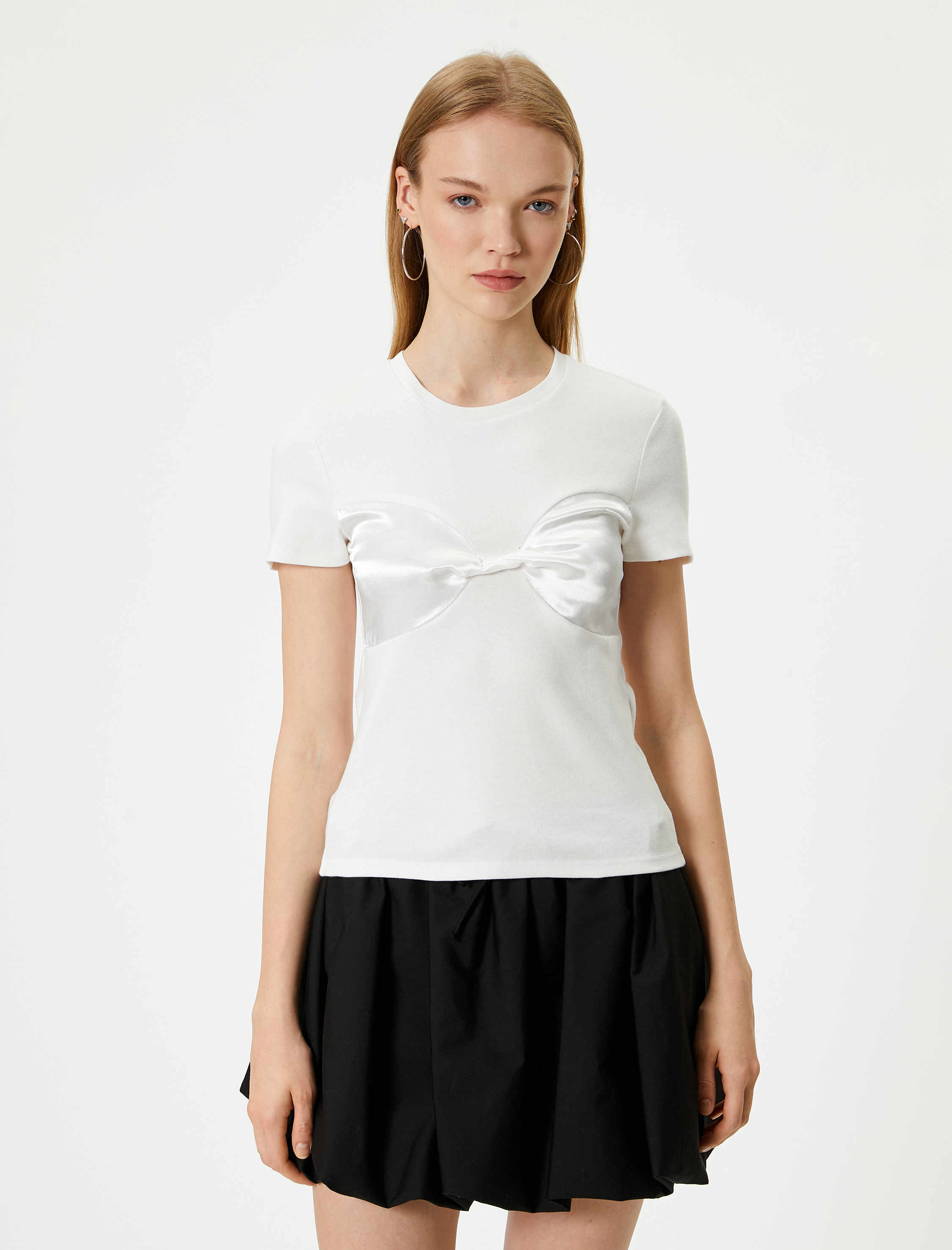   Bisiklet Yaka Tişört Fiyonk Detaylı Kısa Kollu