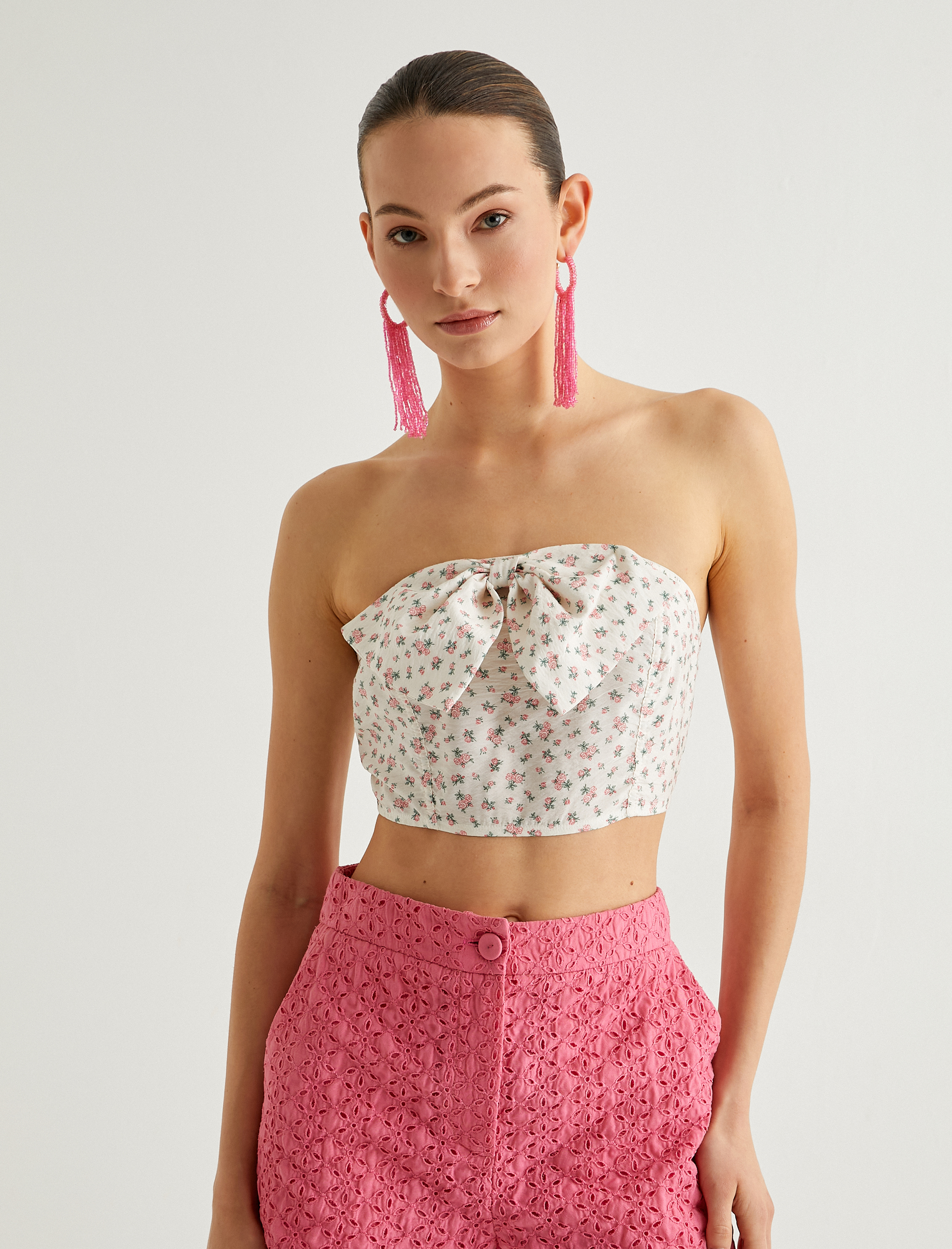 Koton X Sibil Çetinkaya - Çiçekli Straplez Büstiyer Crop Fiyonk Detaylı Slim Fit