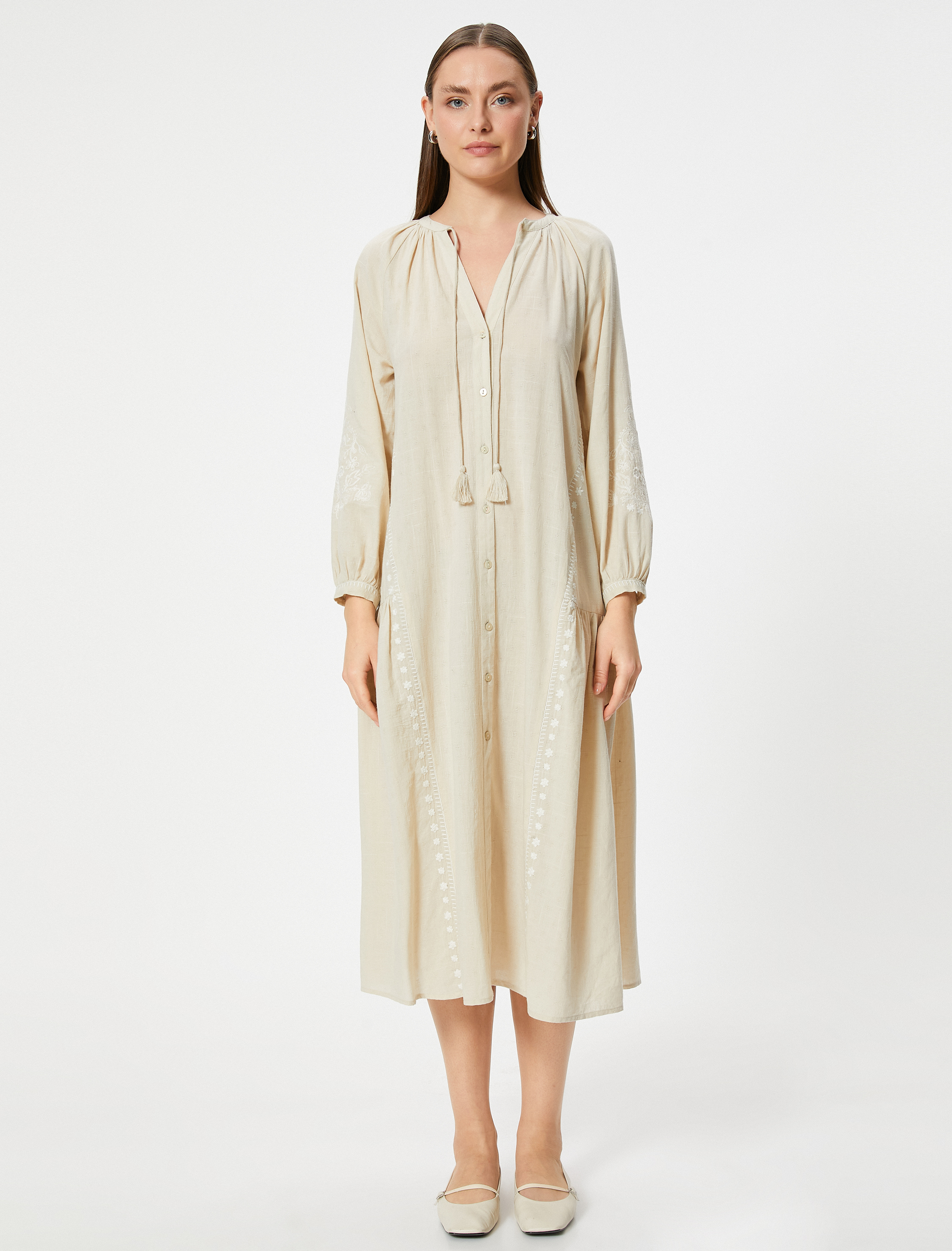   Uzun Oversize Elbise Uzun Kollu Bağlama Yaka Detaylı İşlemeli Pamuklu