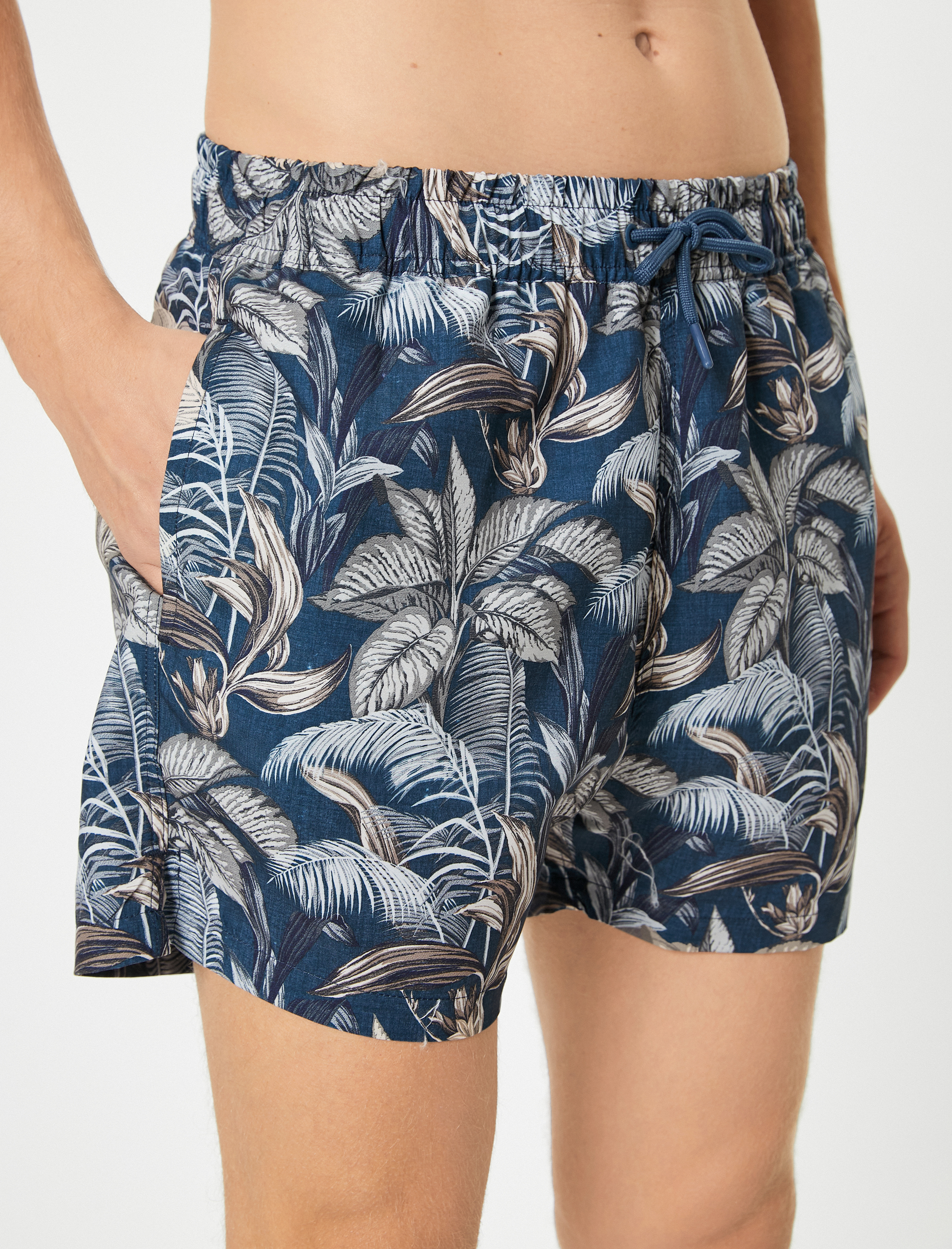   Deniz Şortu Yaprak Baskılı Beli Bağcıklı Cepli