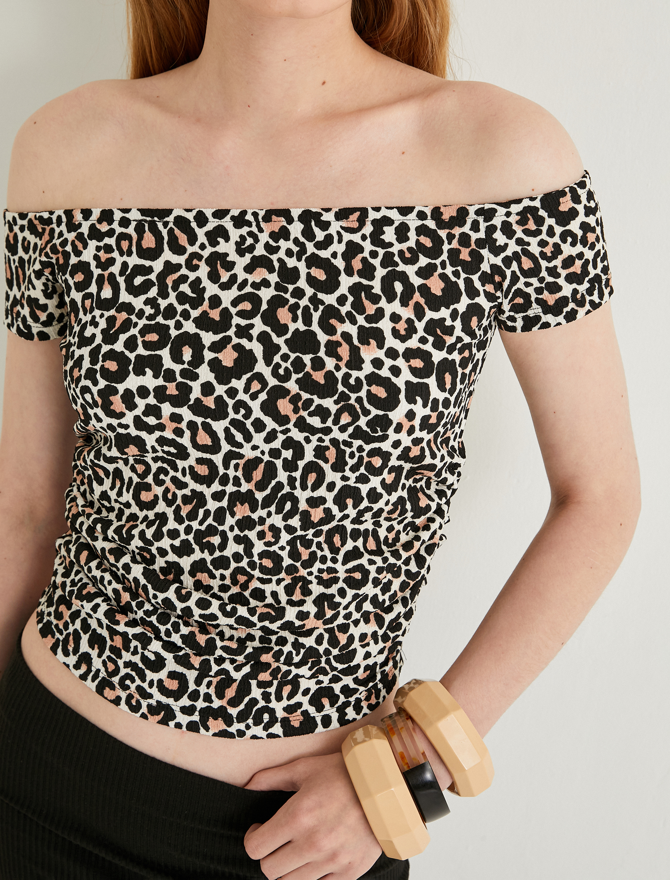   Leopar Desenli Crop Bluz Kayık Yaka Slim Fit Bürümcük