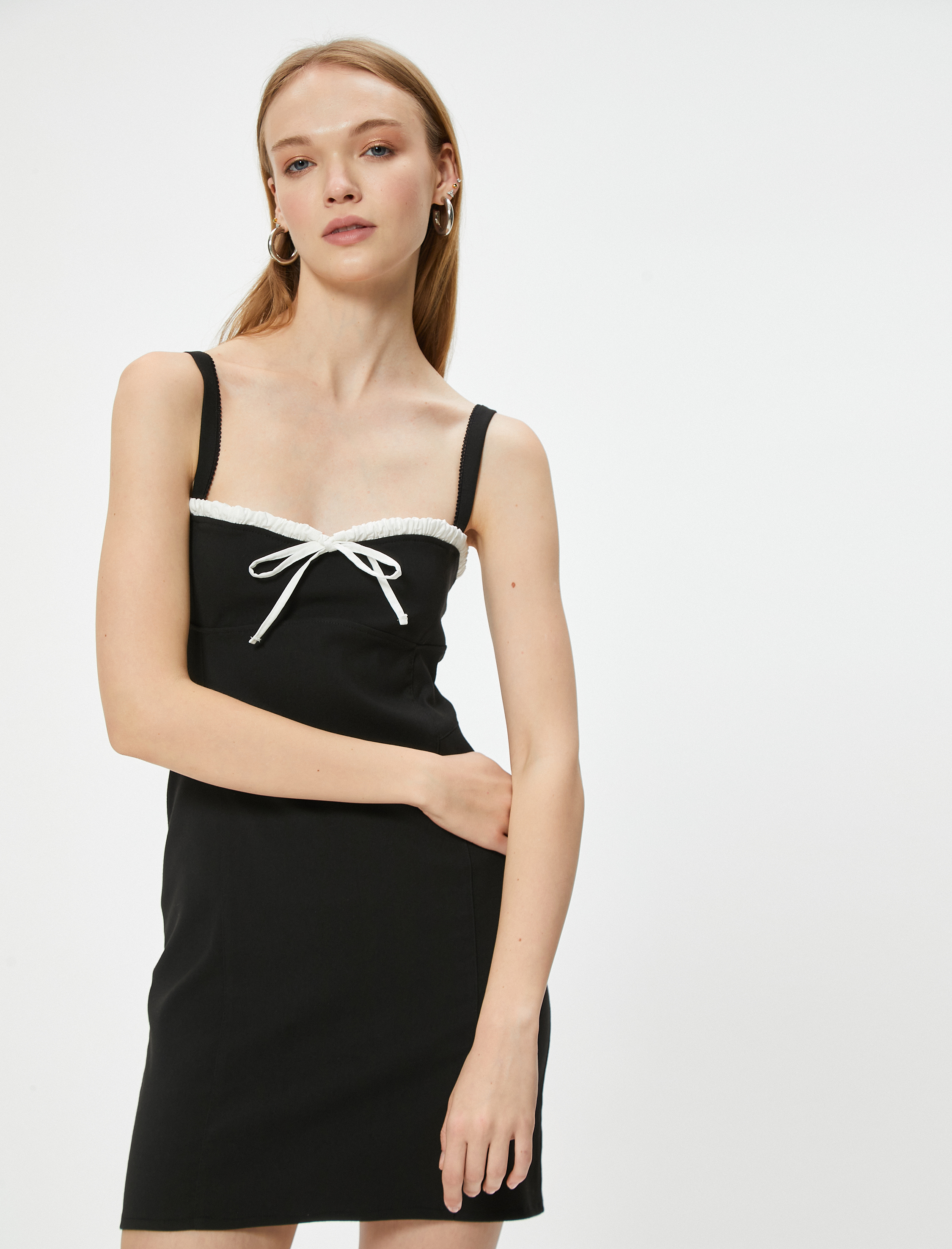   Fiyonklu Mini Bodycon Elbise Askılı Slim Fit Kalp Yaka