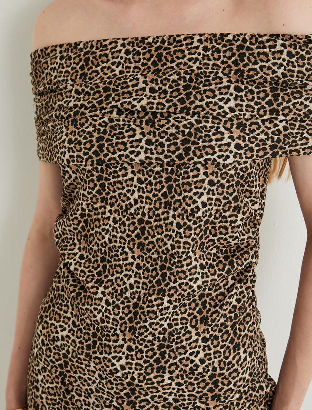 Leopar Desenli Bluz Kısa Kollu Kayık Yaka Drapeli Slim Fit_4