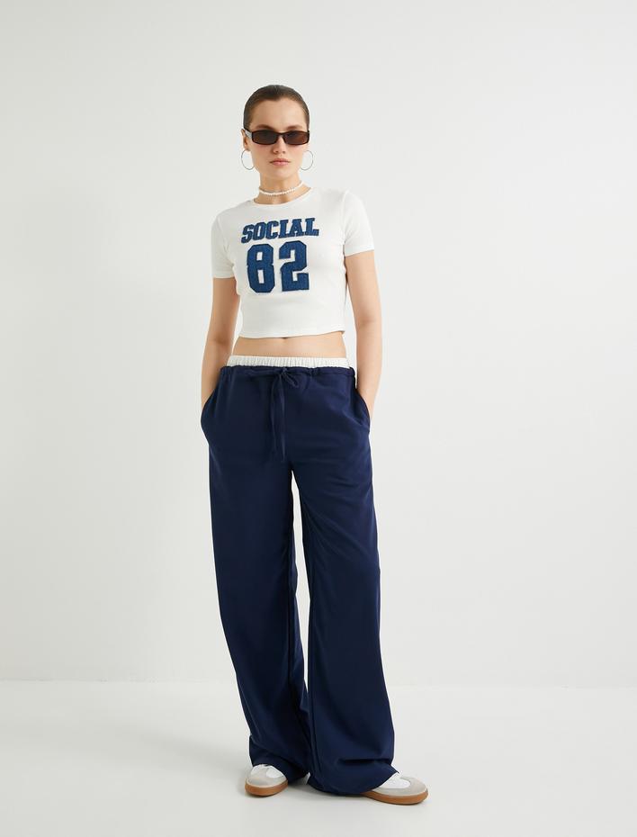  Crop Tişört Kolej Temalı Aplike Detaylı Kısa Kollu Bisiklet Yaka