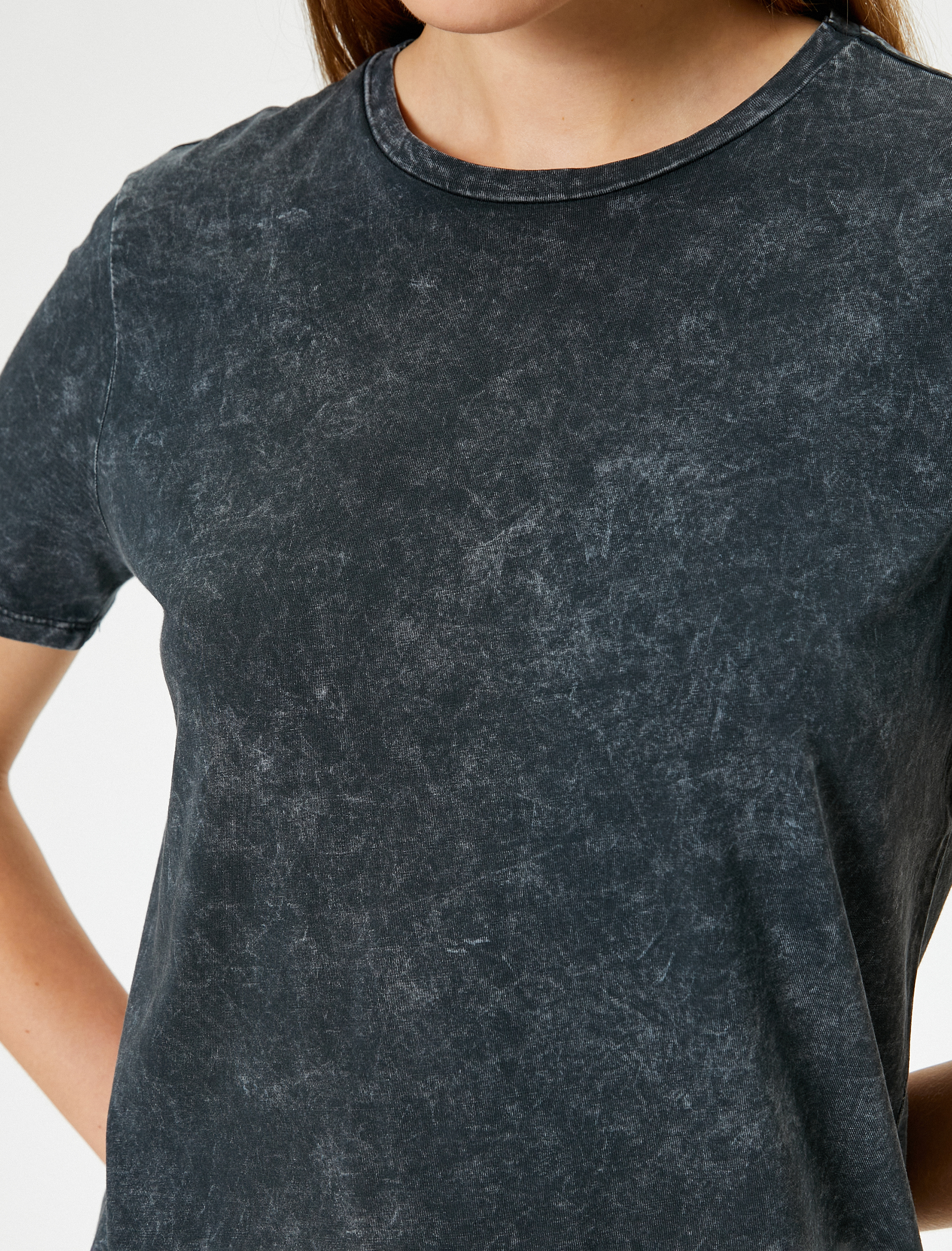   Soluk Efektli Pamuklu Bisiklet Yaka Kısa Kollu Tişört