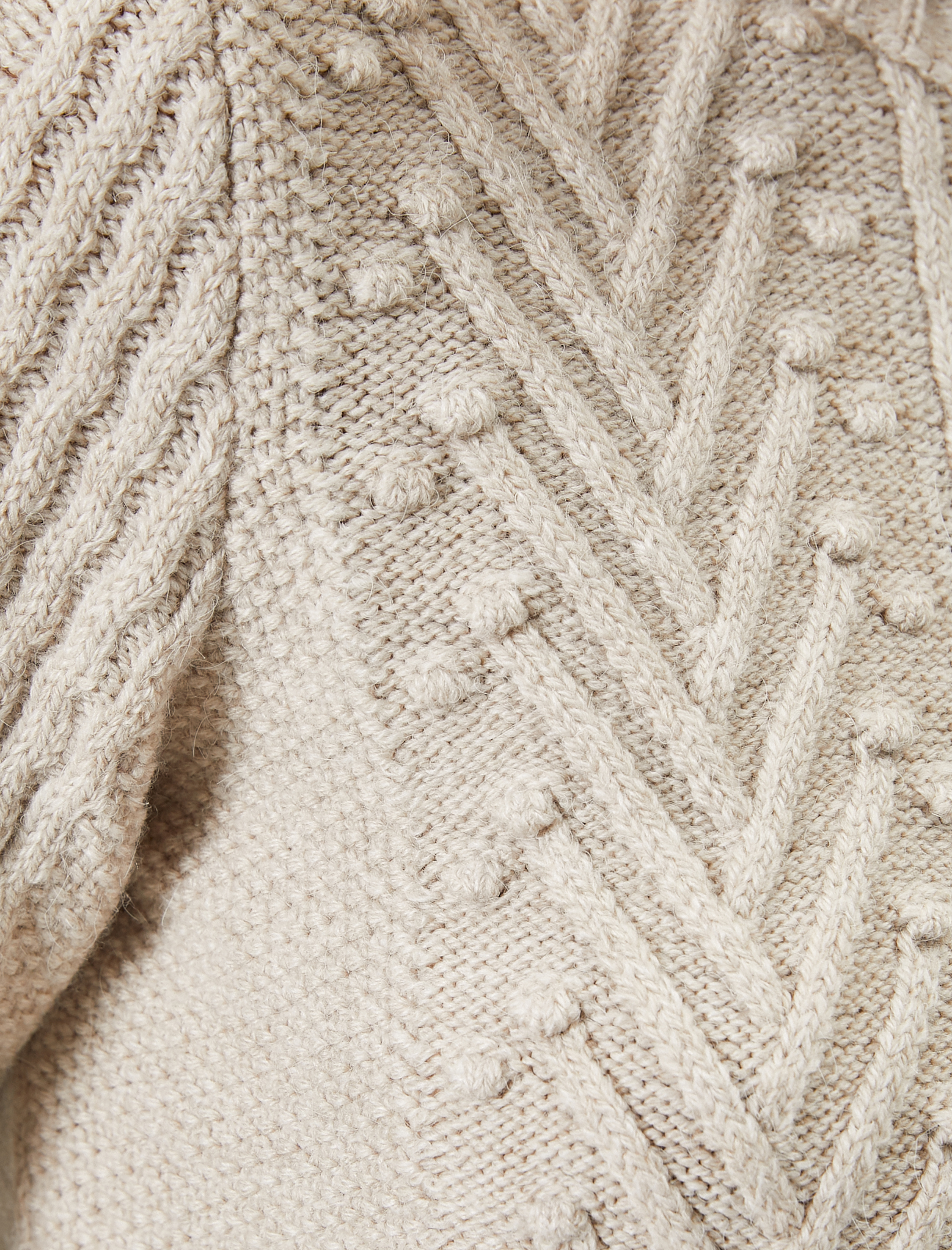   Uzun Kollu Hafif Dik Yaka Dokulu Triko Kazak