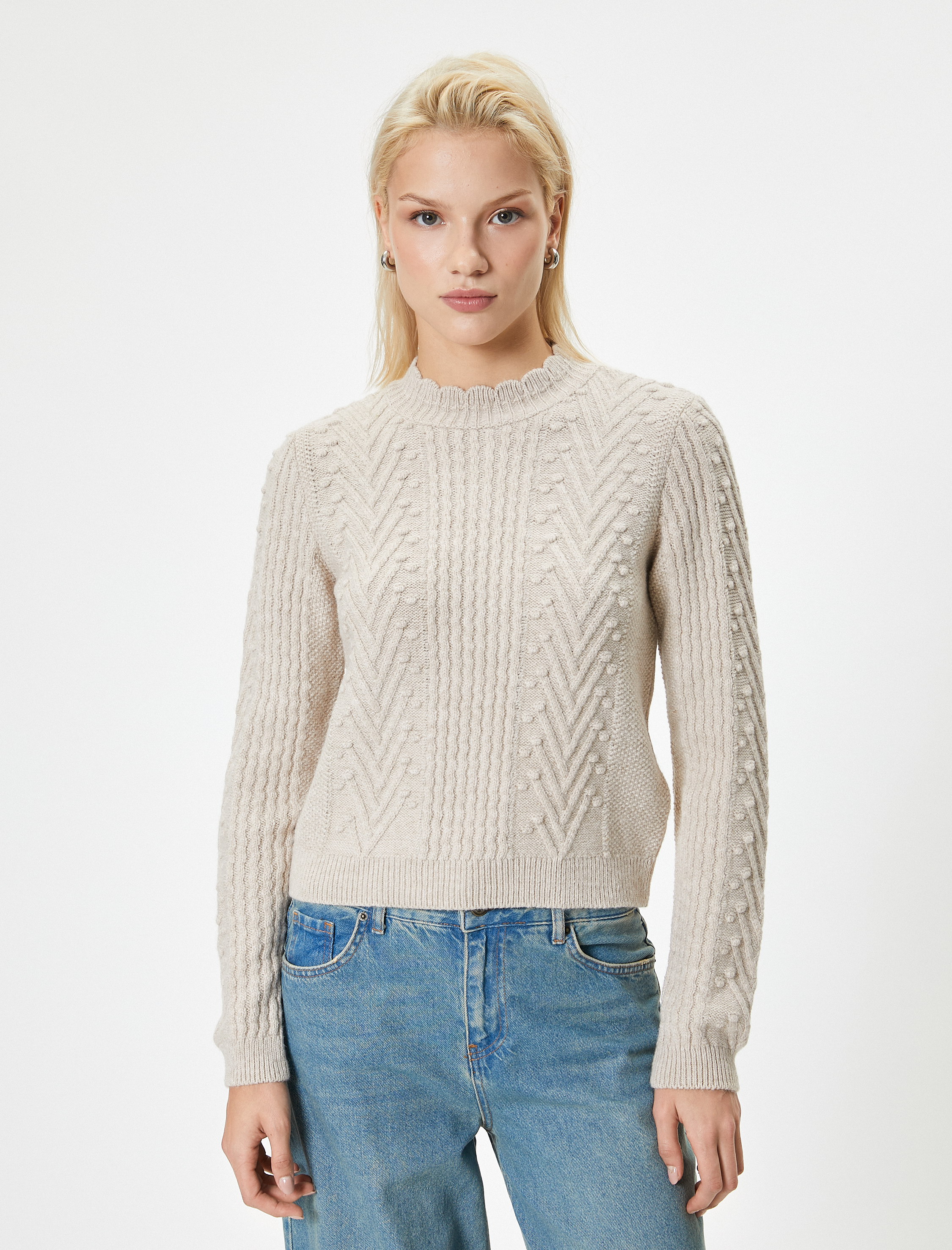   Uzun Kollu Hafif Dik Yaka Dokulu Triko Kazak