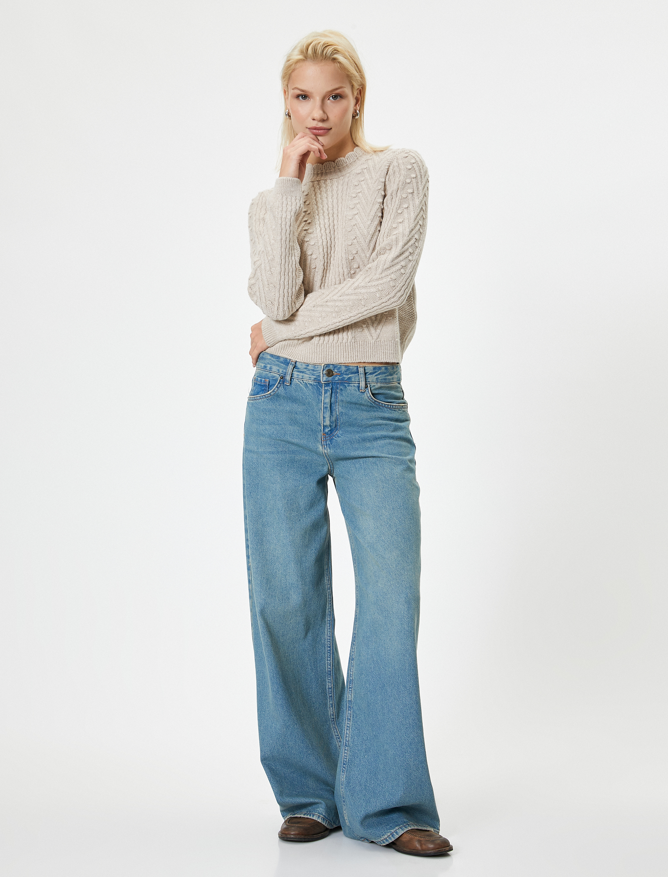   Uzun Kollu Hafif Dik Yaka Dokulu Triko Kazak