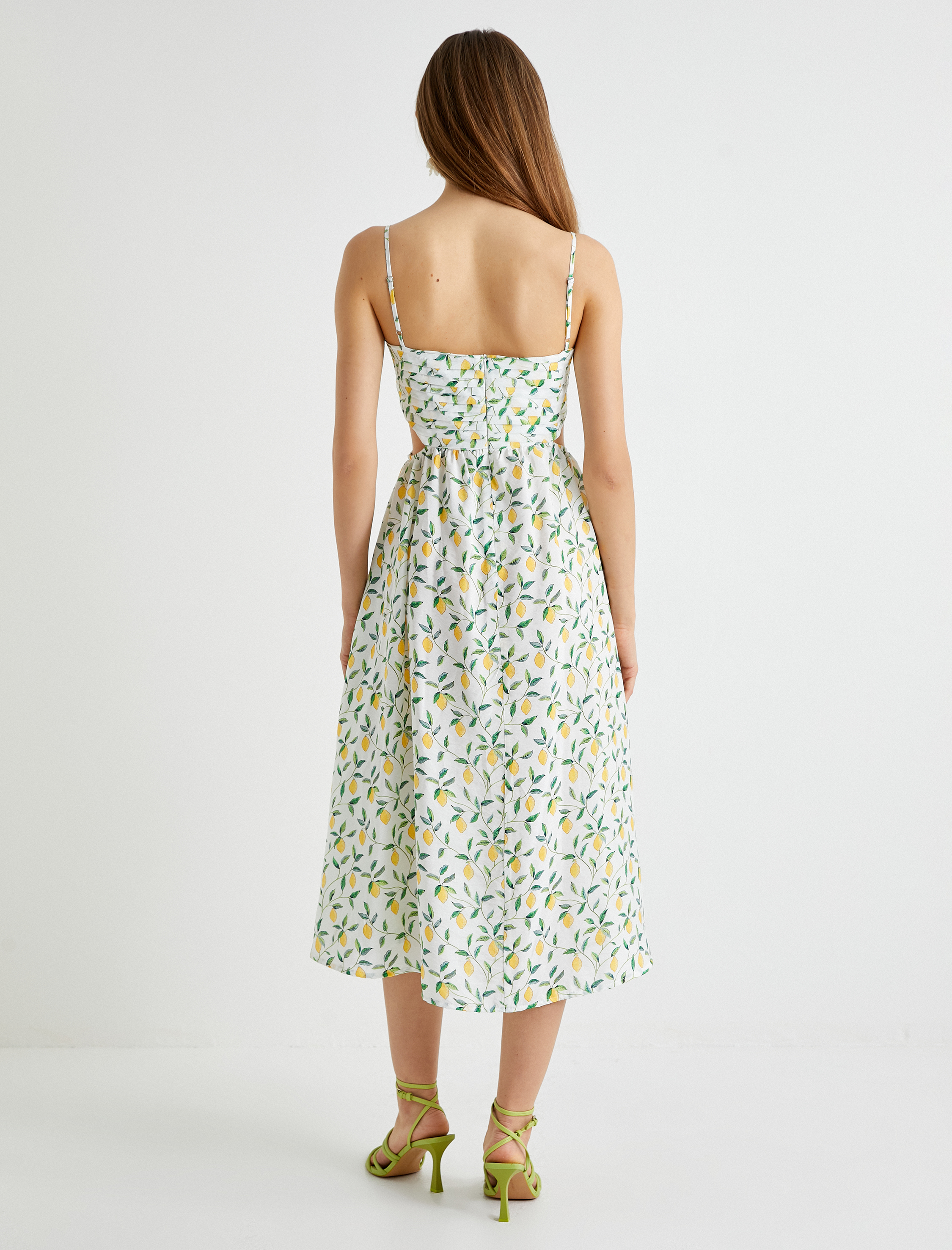 Koton X Sibil Çetinkaya - Midi Çiçekli Elbise Limon Baskılı Askılı Pencere Detaylı