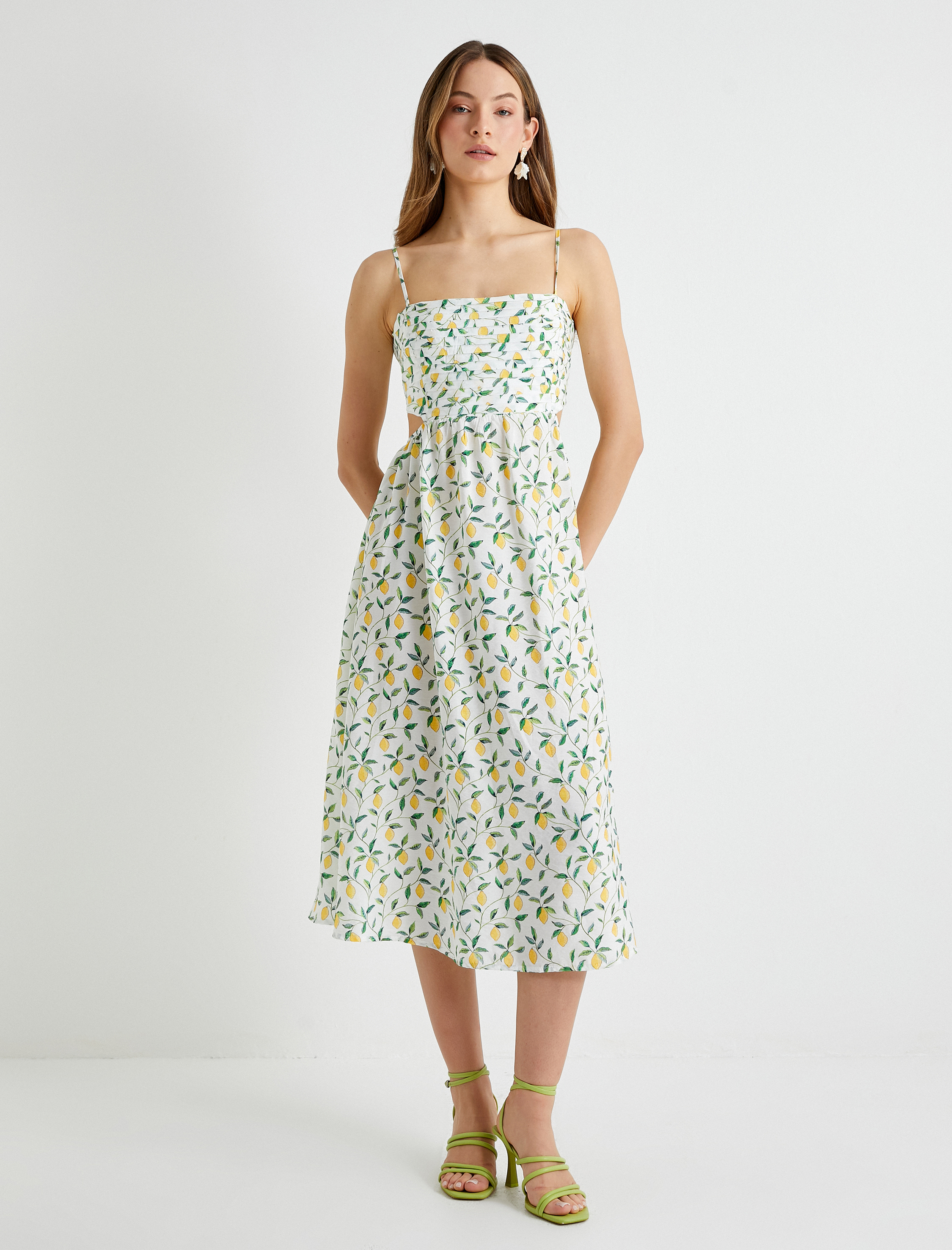 Koton X Sibil Çetinkaya - Midi Çiçekli Elbise Limon Baskılı Askılı Pencere Detaylı