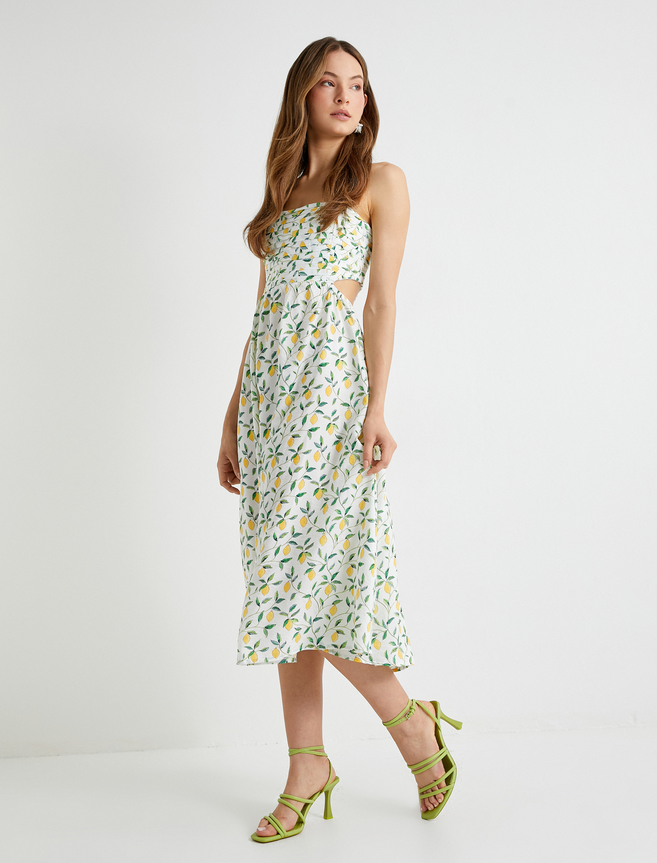 Koton X Sibil Çetinkaya - Midi Çiçekli Elbise Limon Baskılı Askılı Pencere Detaylı