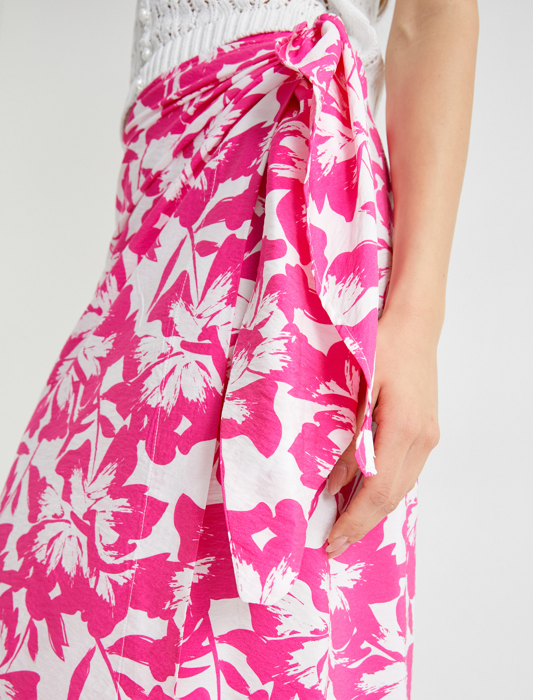   Koton X Sibil Çetinkaya - Midi Çiçekli Kruvaze Etek Bağlama Detaylı