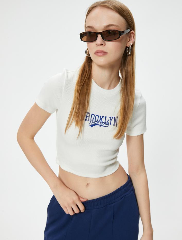  Kolej Baskılı Kaşkorse Crop Slim Fit Tişört