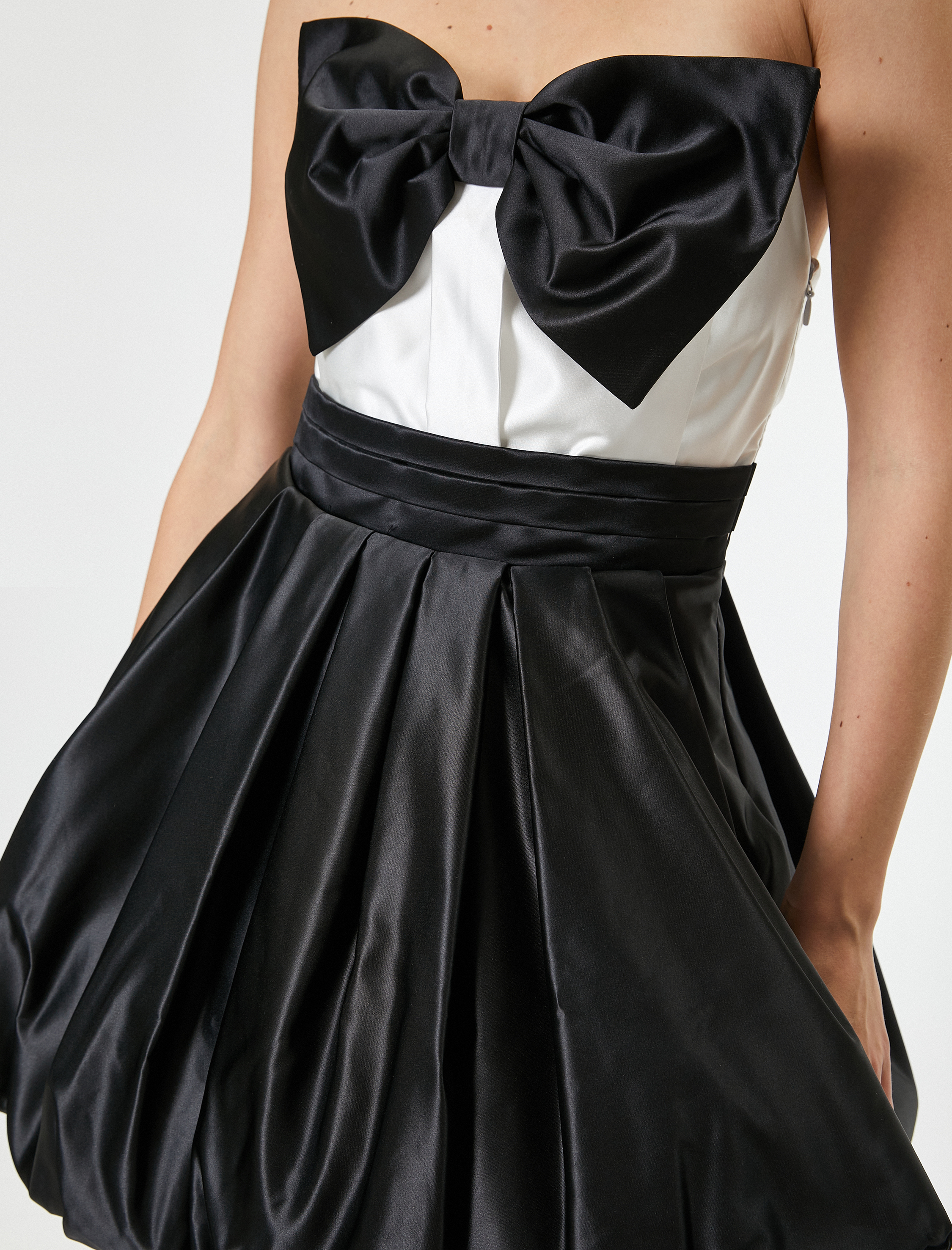   Fiyonk Detaylı Saten Balon Mini Elbise