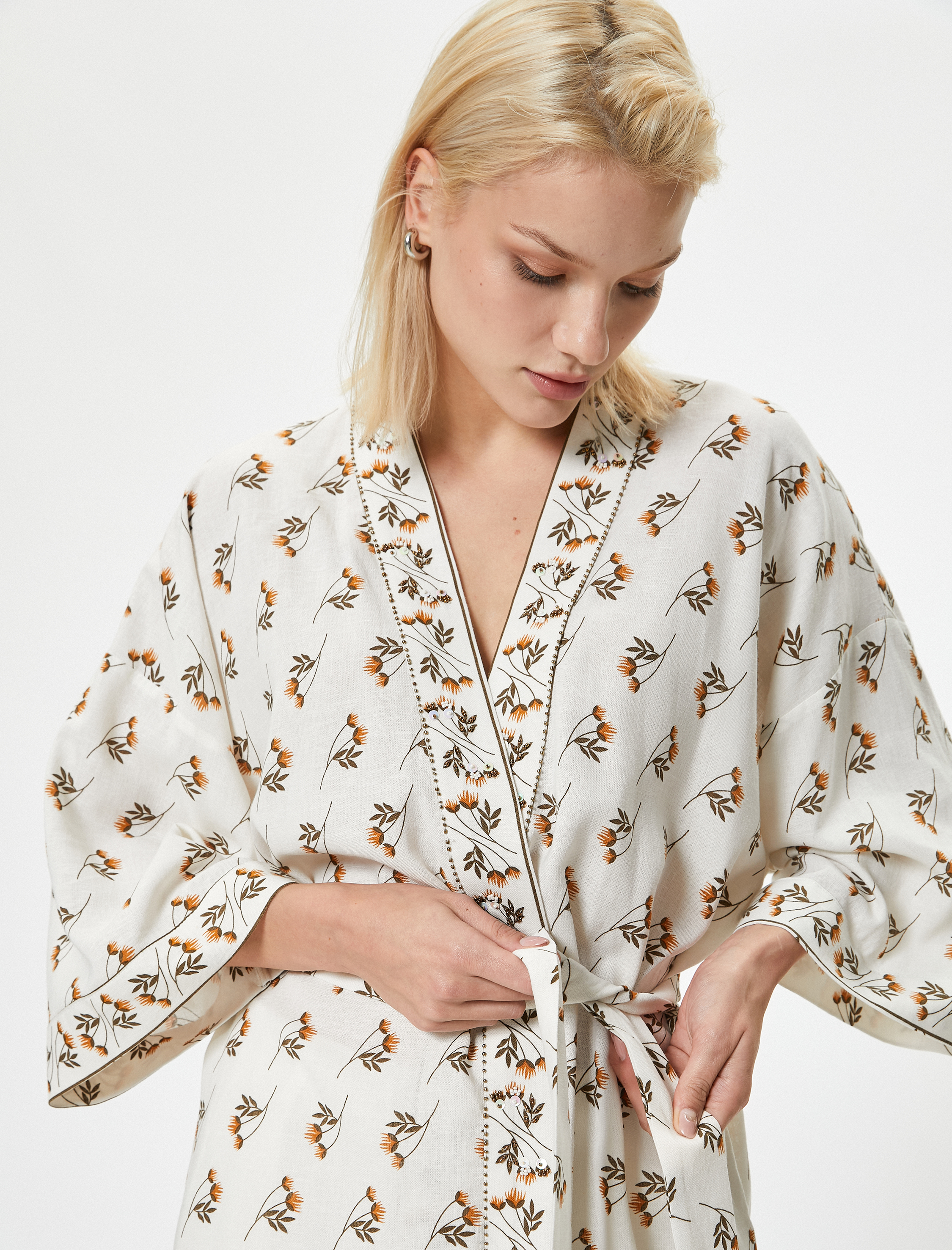 Koton Kadın Çiçekli Kimono Keten Karışımlı Kalça Boy Kemerli Boncuk İşleme Detaylı -1