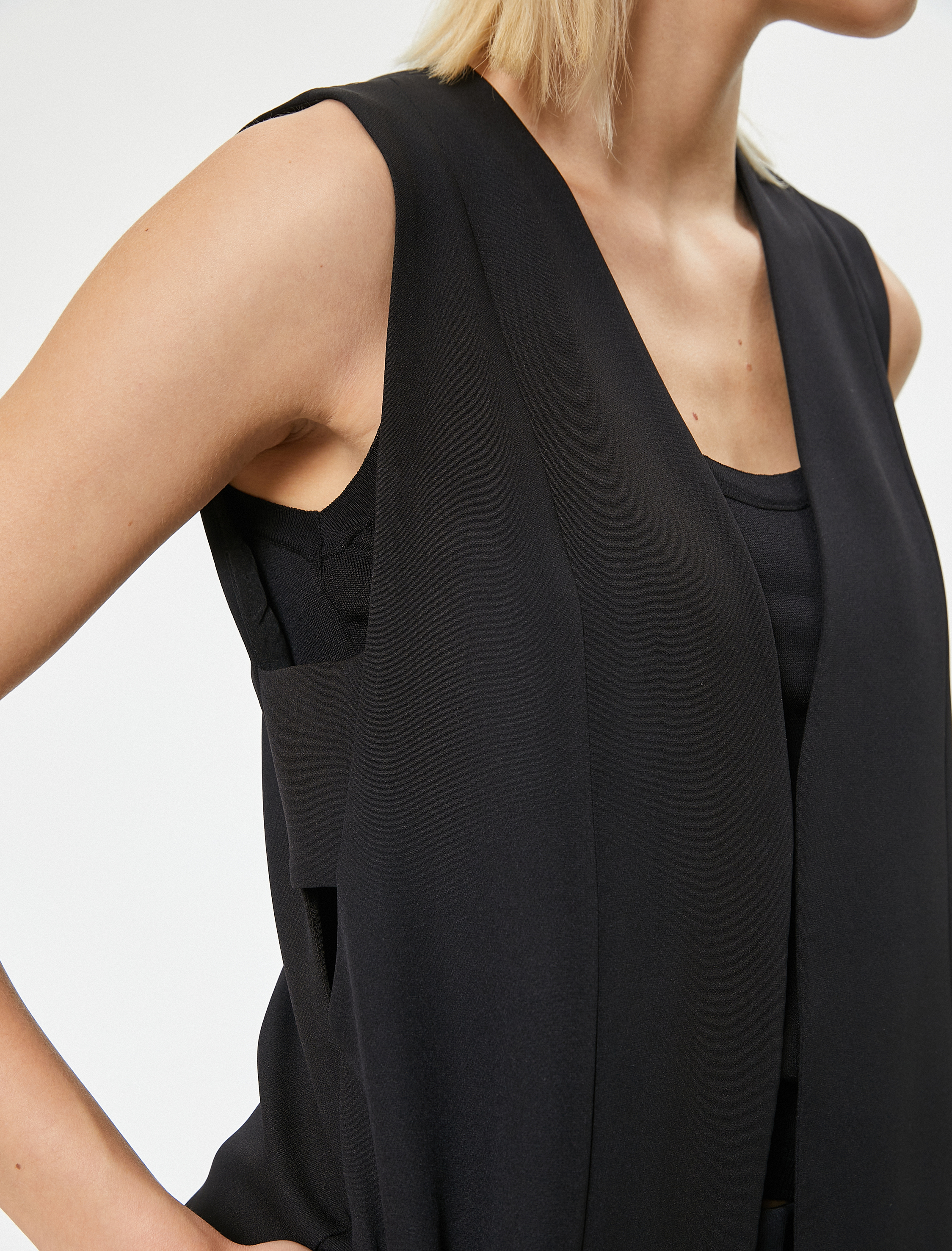   Yanları Pencere Detaylı V Yaka Krep Kumaş  Uzun Yelek