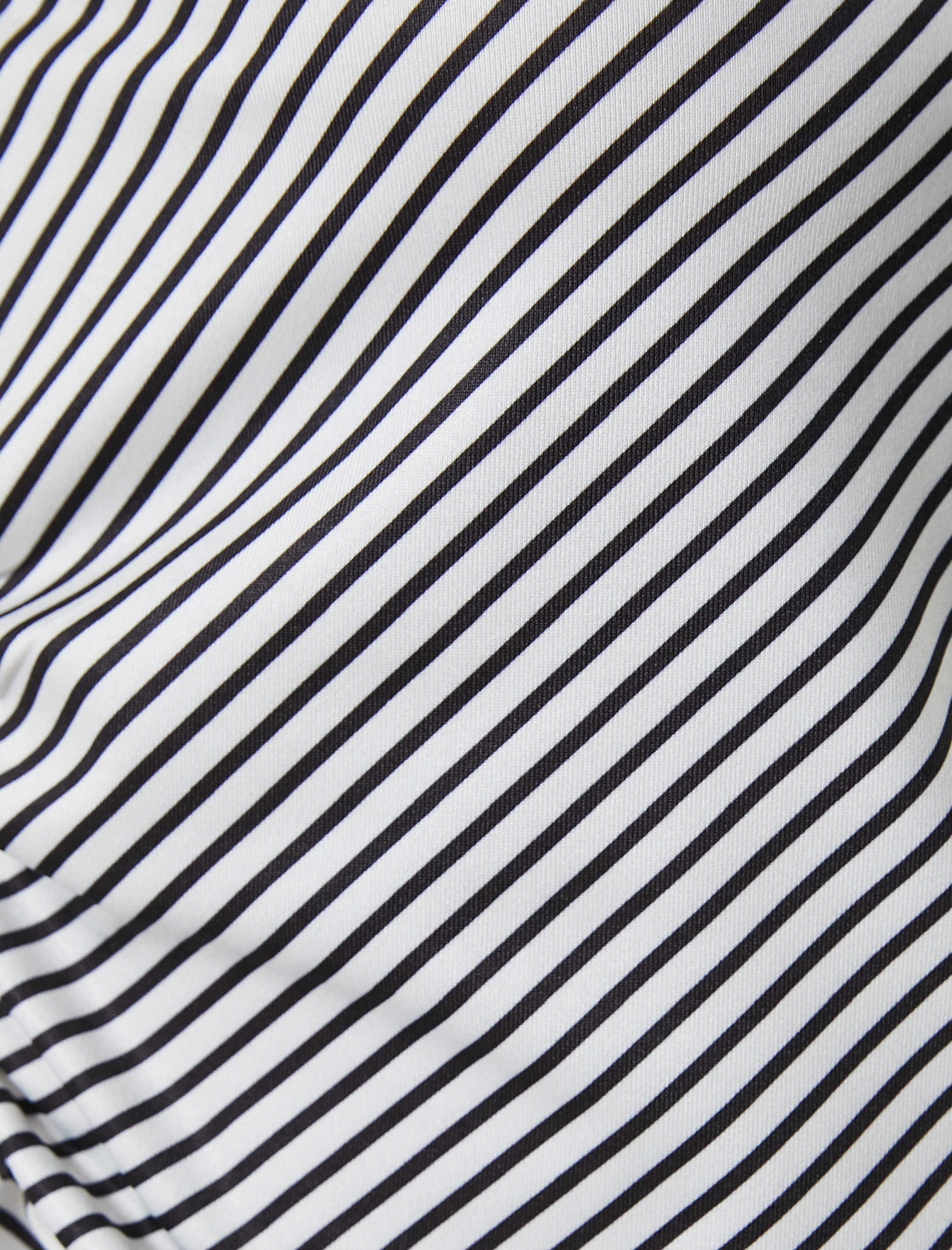   Dik Yaka Sıfır Kol Tişört