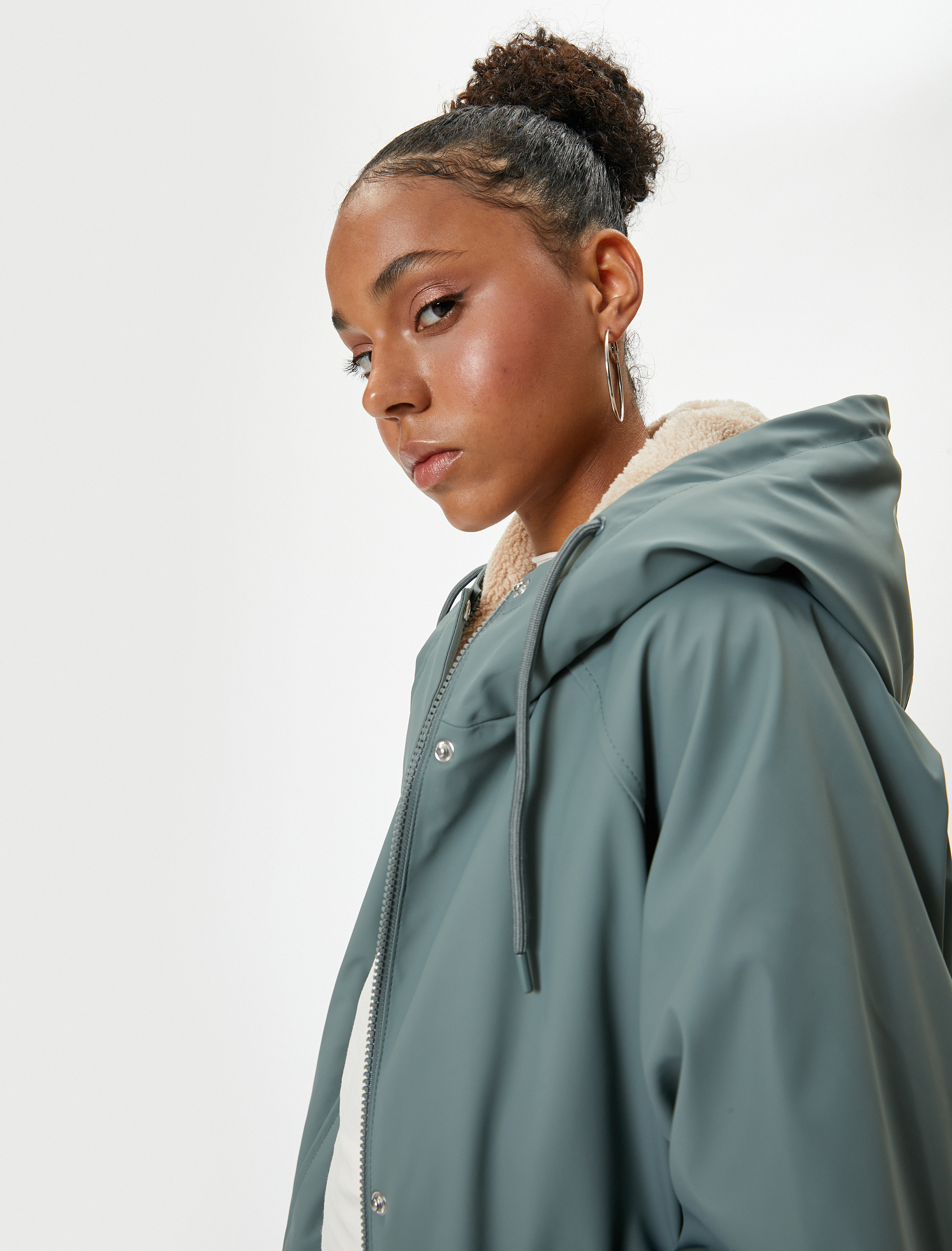   Kapüşonlu Yağmurluk Su Geçirrmez Fermuarlı Cep Detaylı