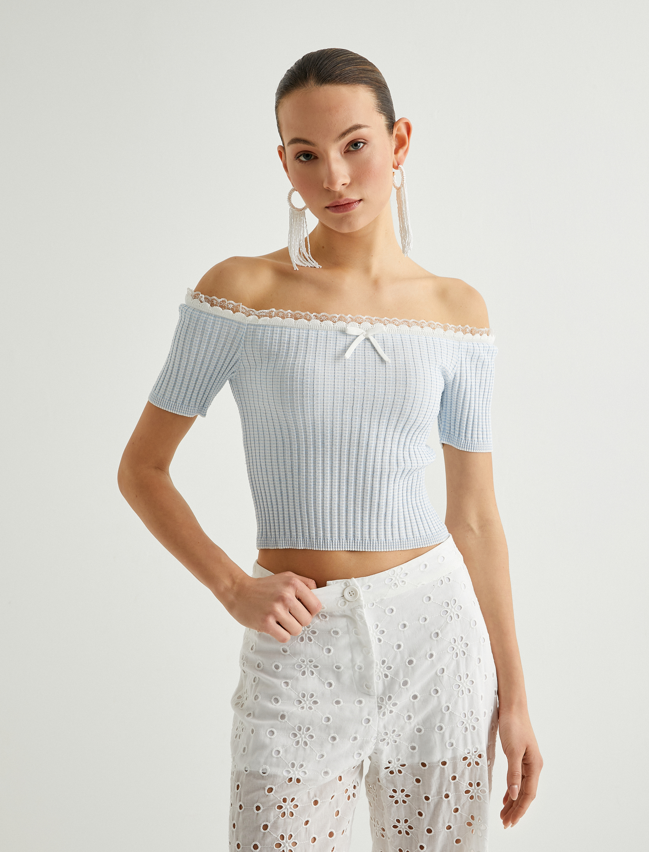   Koton X Sibil Çetinkaya - Omzu Açık Bluz Fiyonk ve Dantel Detaylı İnce Triko