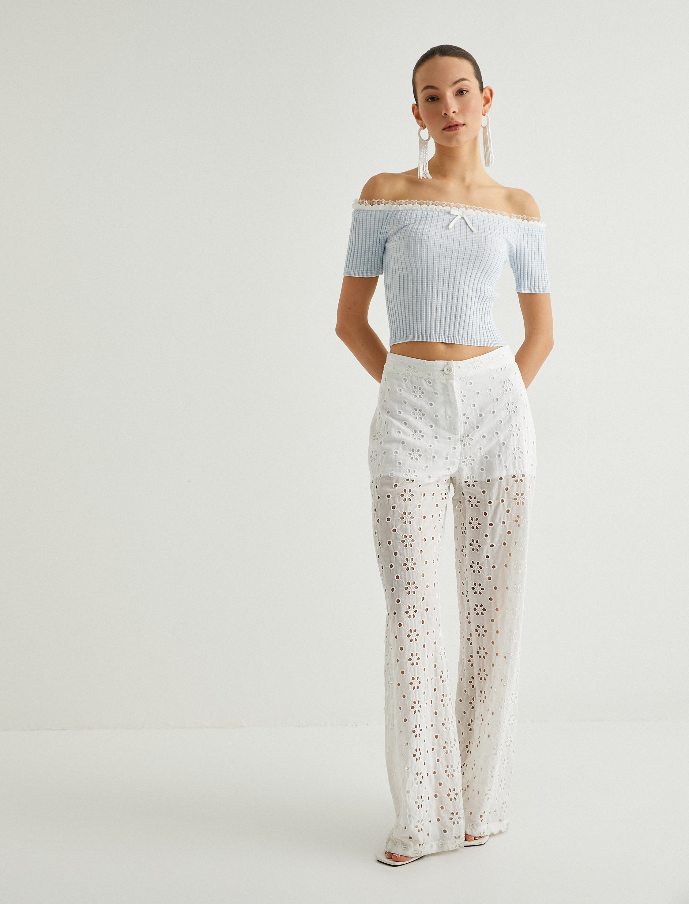   Koton X Sibil Çetinkaya - Omzu Açık Bluz Fiyonk ve Dantel Detaylı İnce Triko