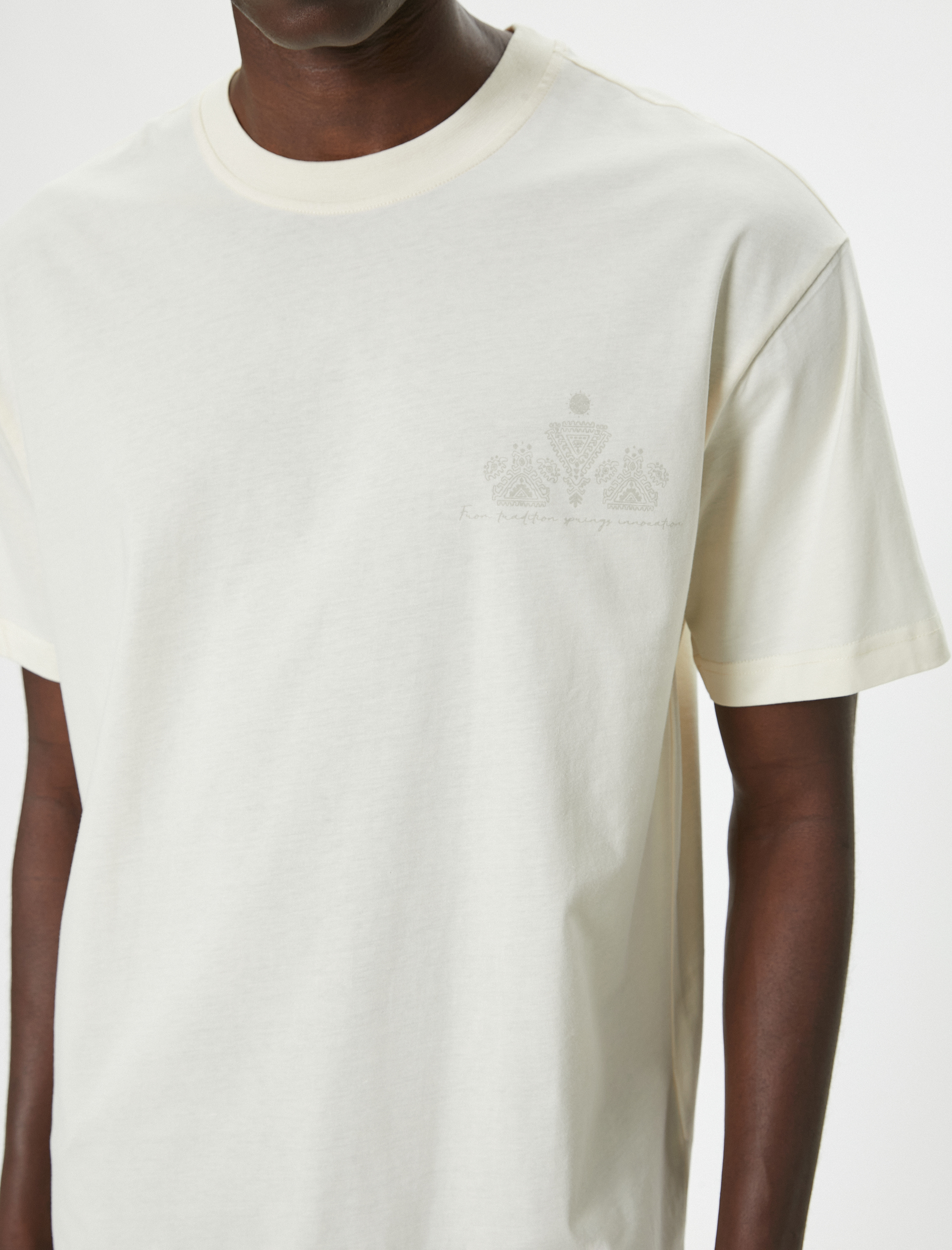   Arkası Baskılı Tişört Bisiklet Yaka Kısa Kollu Pamuklu