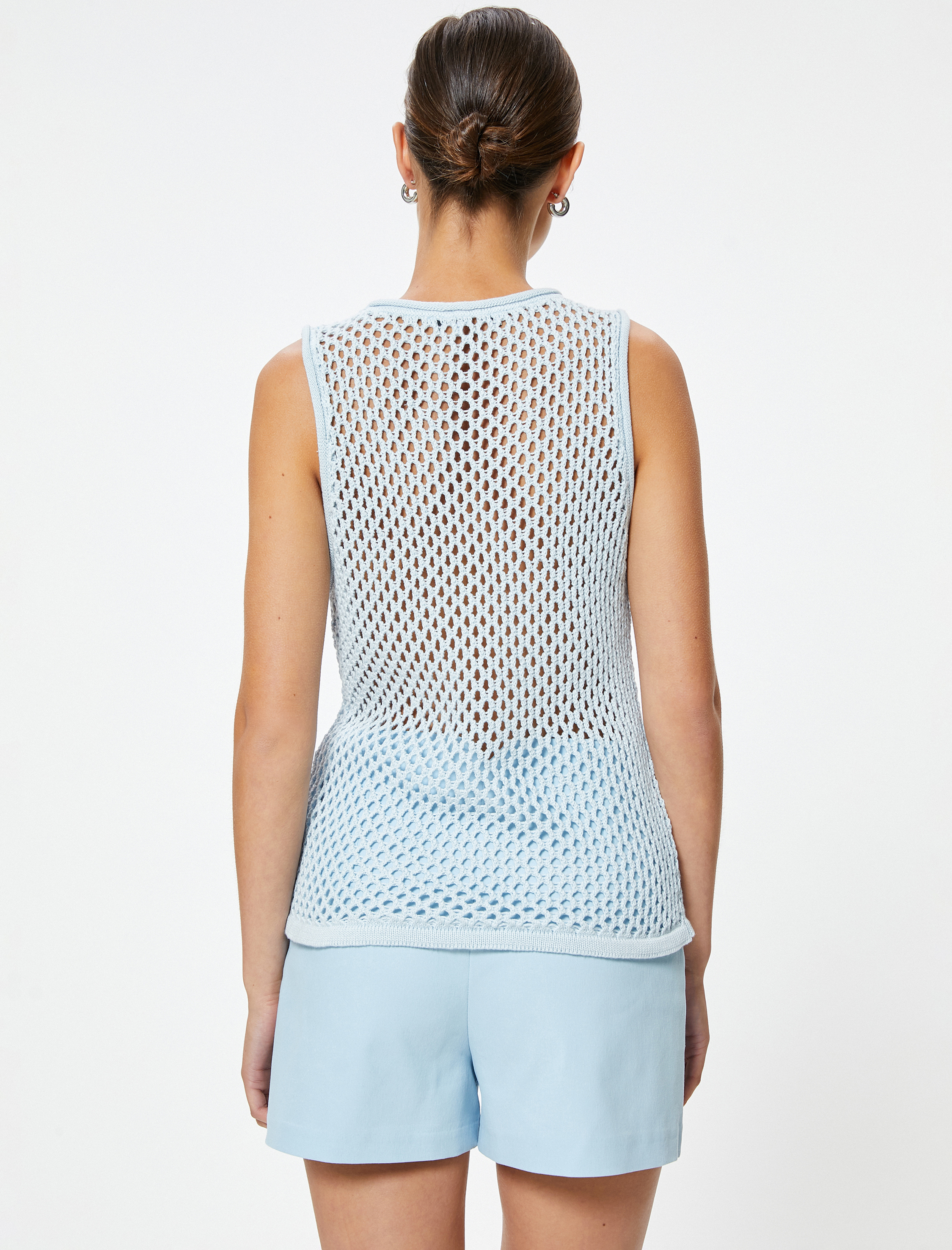   Koton X Sibil Çetinkaya - Kroşe Kolsuz Üst Çiçek Aplike Detaylı Yuvarlak Yaka Fileli Ajurlu