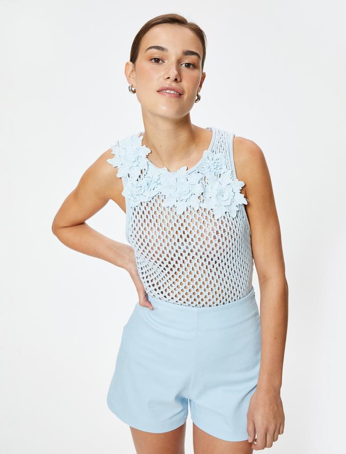  Koton X Sibil Çetinkaya - Kroşe Kolsuz Üst Çiçek Aplike Detaylı Yuvarlak Yaka Fileli Ajurlu