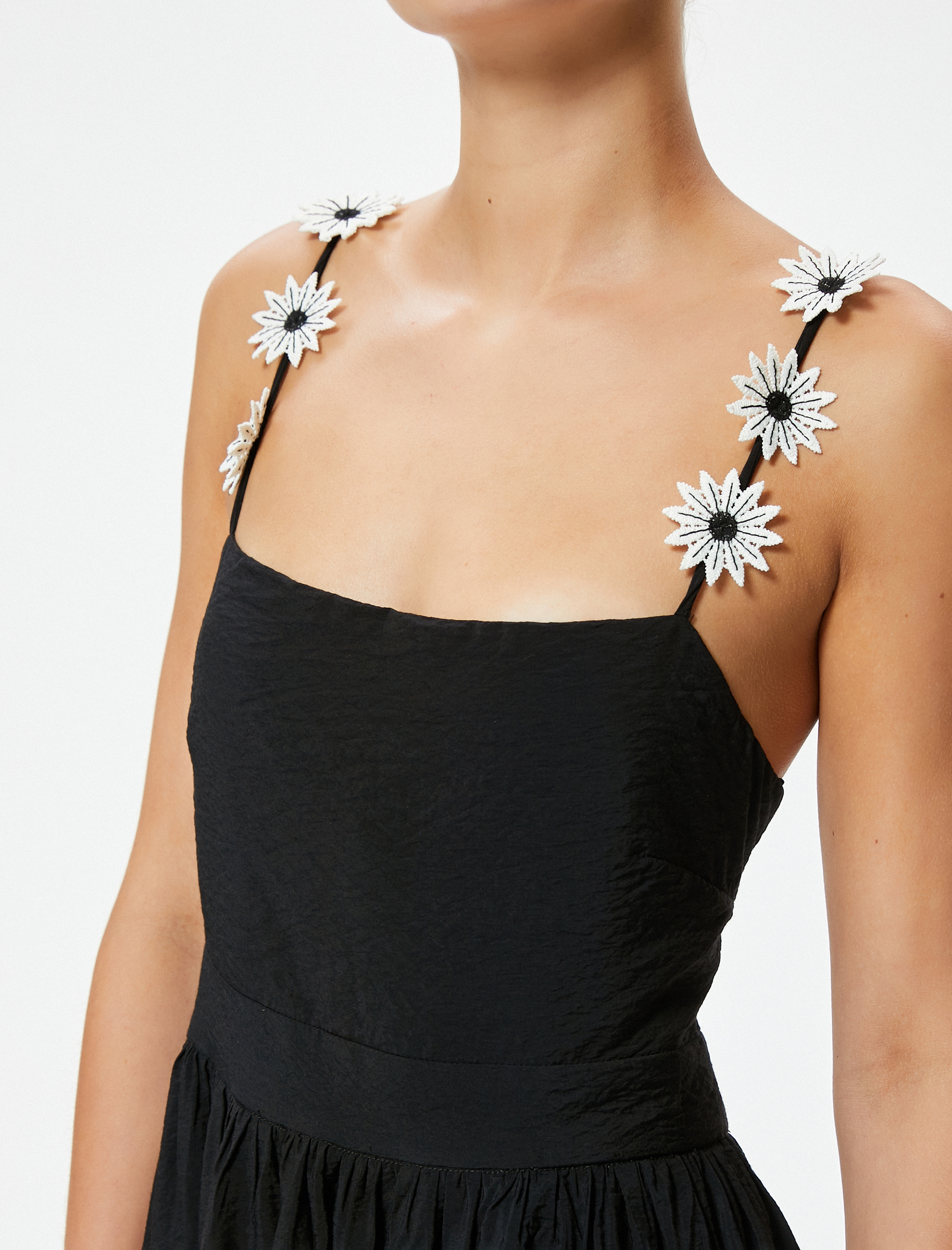   Uzun Askılı Elbise İnce Askılı Çiçek Aplike Detaylı Viskoz Kumaş