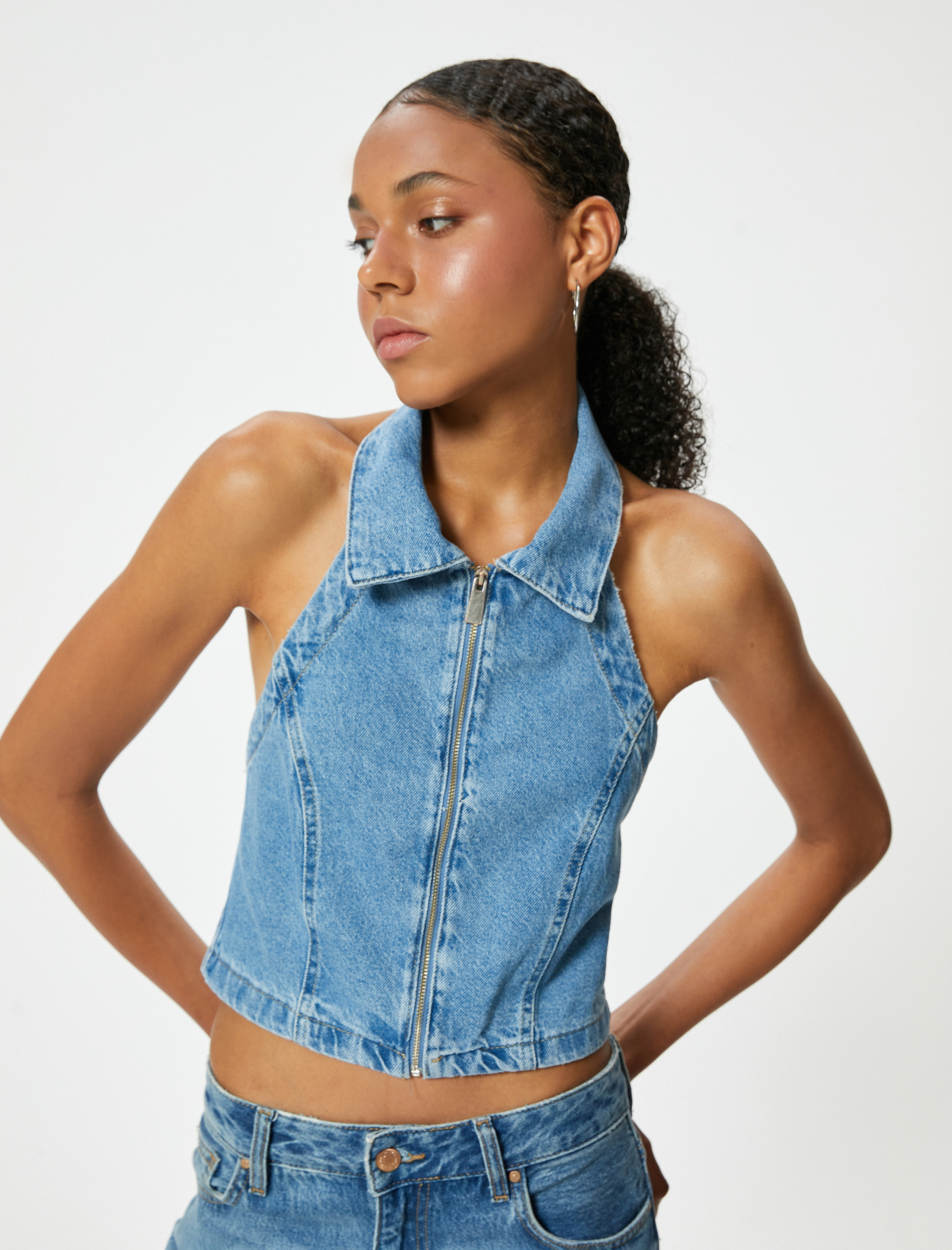   Halter Yaka Denim Crop Top Fermuarlı Sırt Dekolteli Slim Fit