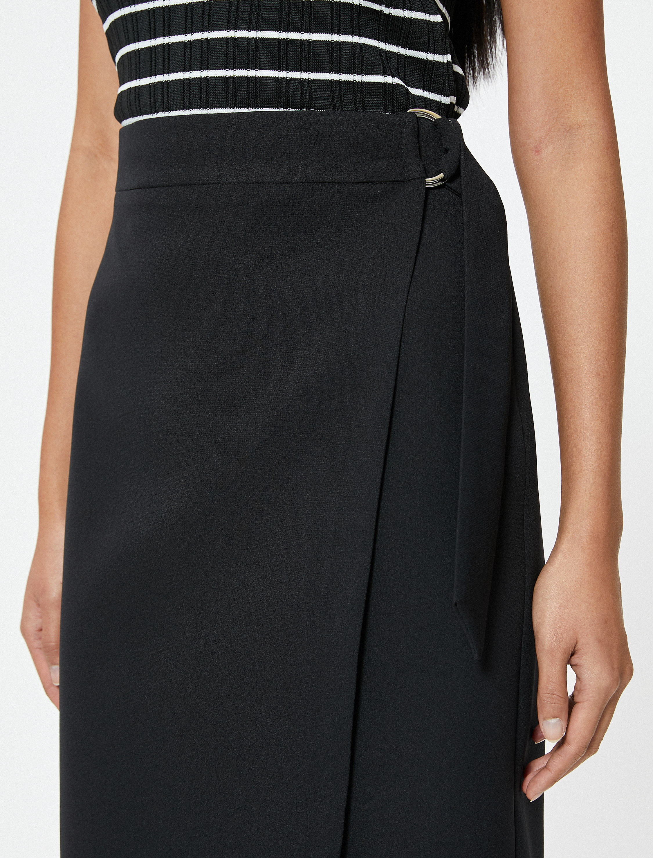   Kuşak Detaylı Metal Aksesuarlı Midi Kruvaze Etek