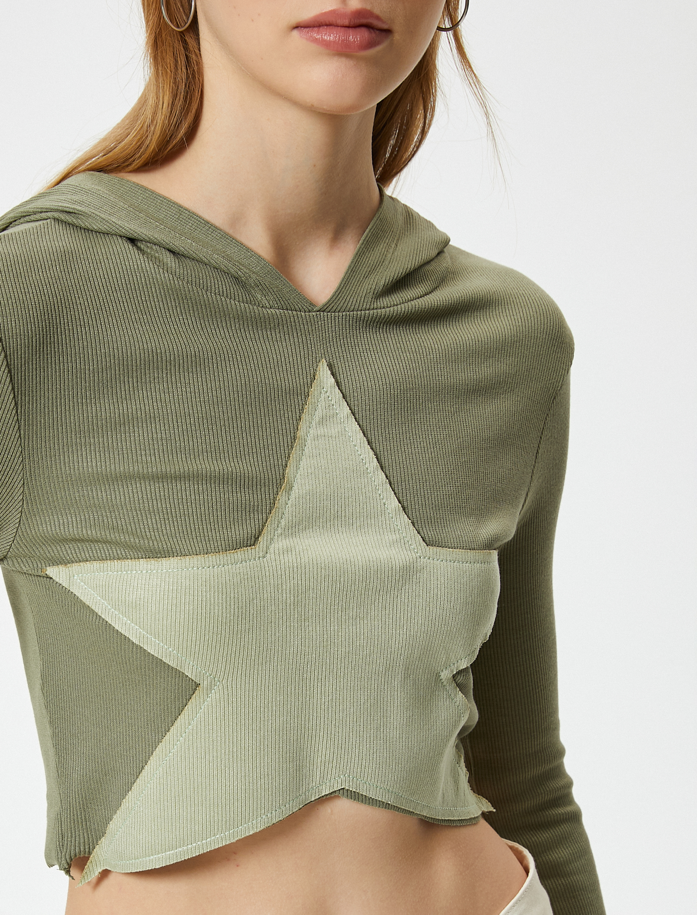   Kapşonlu Crop Bluz Uzun Kollu Asimetrik Kesim Renk Bloklu Yıldız Aplike Detaylı