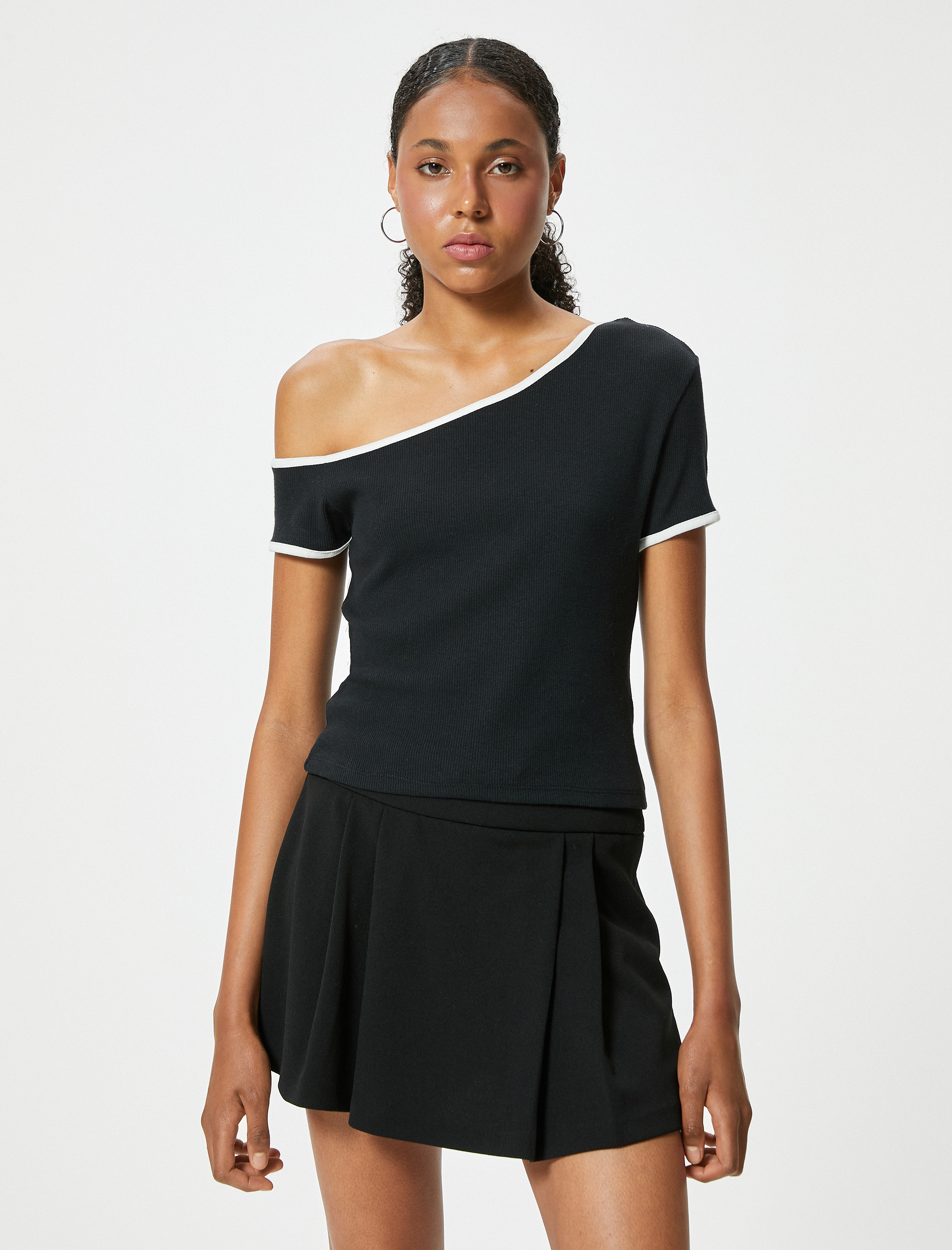   Kayık Yaka Tişört Biyeli Düşük Omuzlu Kısa Kollu Slim Fit