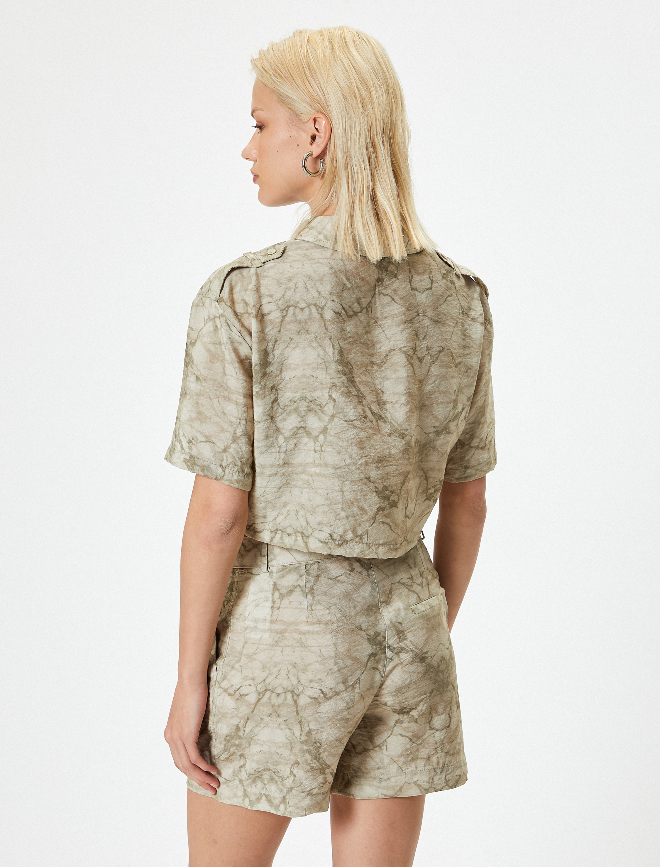   Batik Desenli Crop Gömlek Kapaklı Cep Detaylı Kısa Kollu