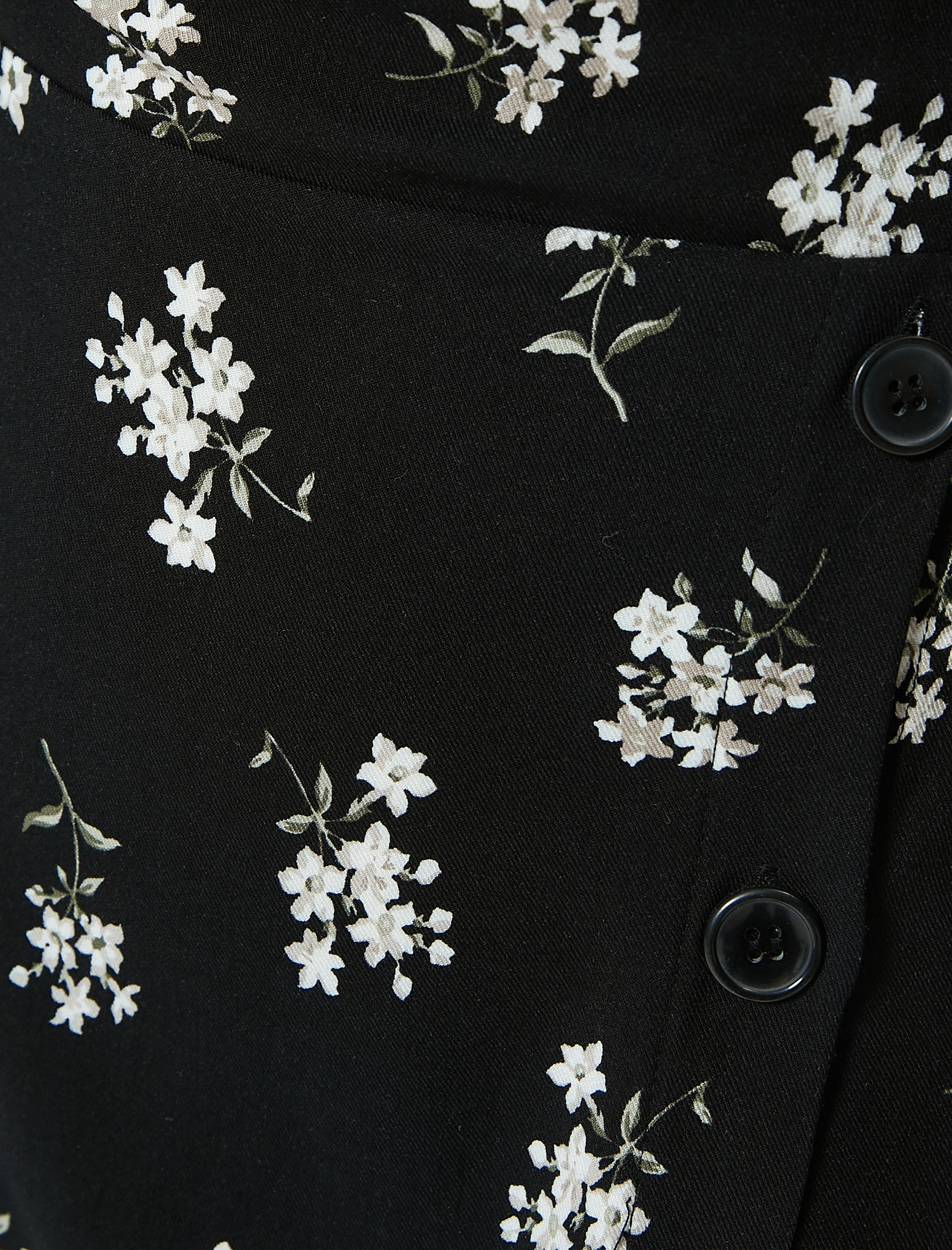   Çiçekli Elbise Midi İp Askılı Düğme Detaylı V Yaka Yırtmaçlı Viskon Kumaş