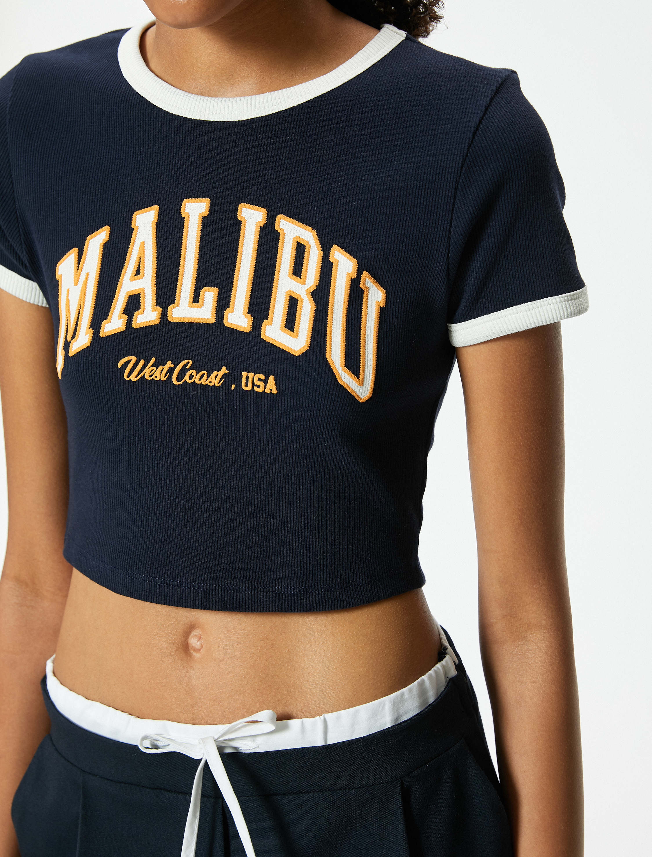   Crop Tişört Kolej Baskılı Kısa Kollu Bisiklet Yaka Pamuklu Slim Fit