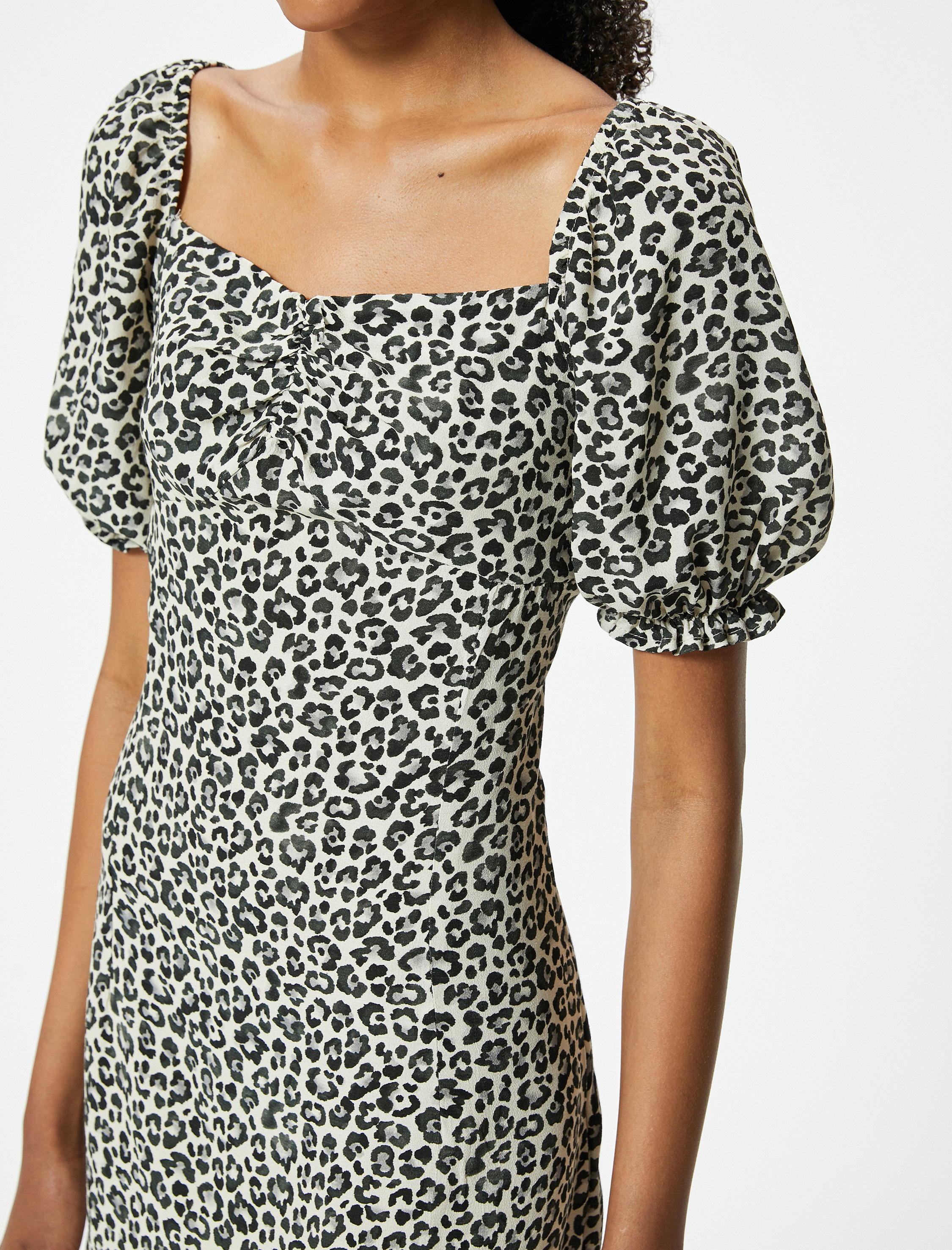   Leopar Desenli Balon Kol Kalp Yaka Mini Elbise